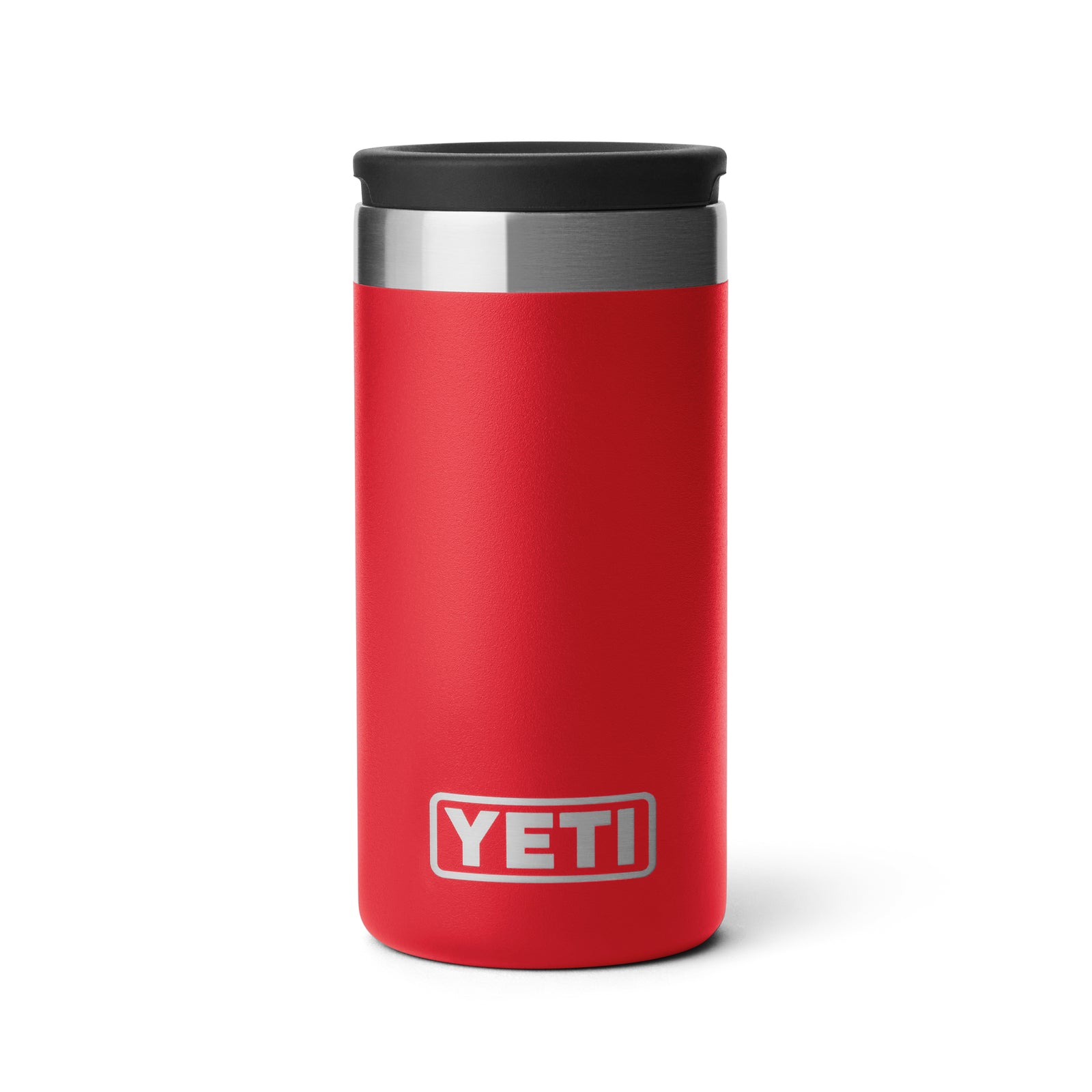 Der Rescue Red YETI® Rambler Schnapsbecher mit Edelstahlrand und schwarzem Deckel steht aufrecht auf weißem Hintergrund, trägt das markante YETI-Logo und zeigt sein vakuumisoliertes Design für zuverlässige Isolierung.