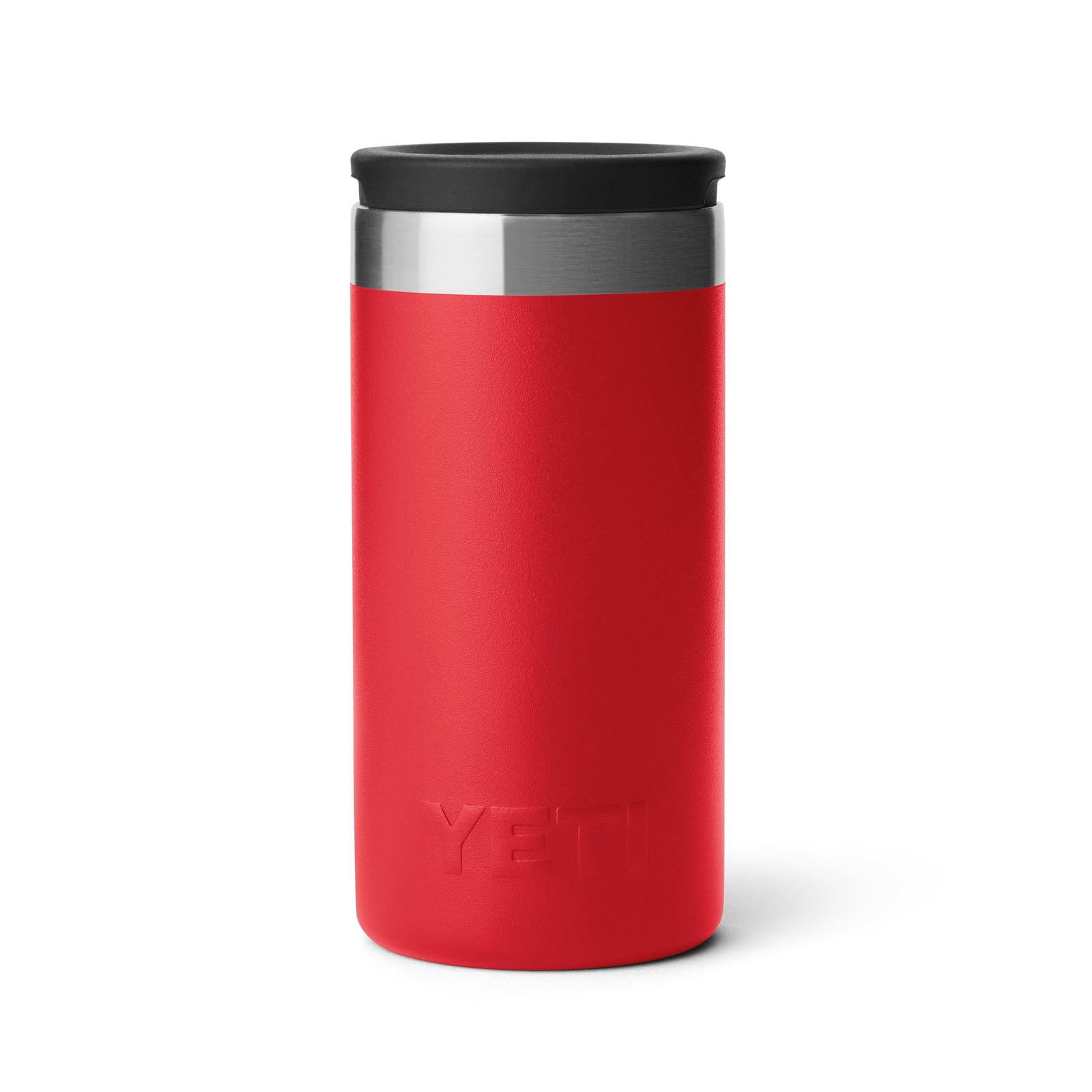 Der YETI® Rambler Schnapsbecher in Rescue Red hat einen Edelstahlrand, einen schwarzen Deckel und einen geprägten YETI Schriftzug am Boden. Abgebildet auf einfarbig weißem Hintergrund.