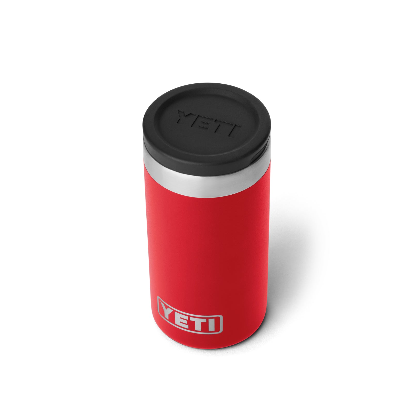 Ein YETI® Rambler Schnapsbecher - Rescue Red aus Edelstahl mit schwarzem Deckel und weißem YETI-Logo wird aus der Vogelperspektive vor weißem Hintergrund gezeigt.
