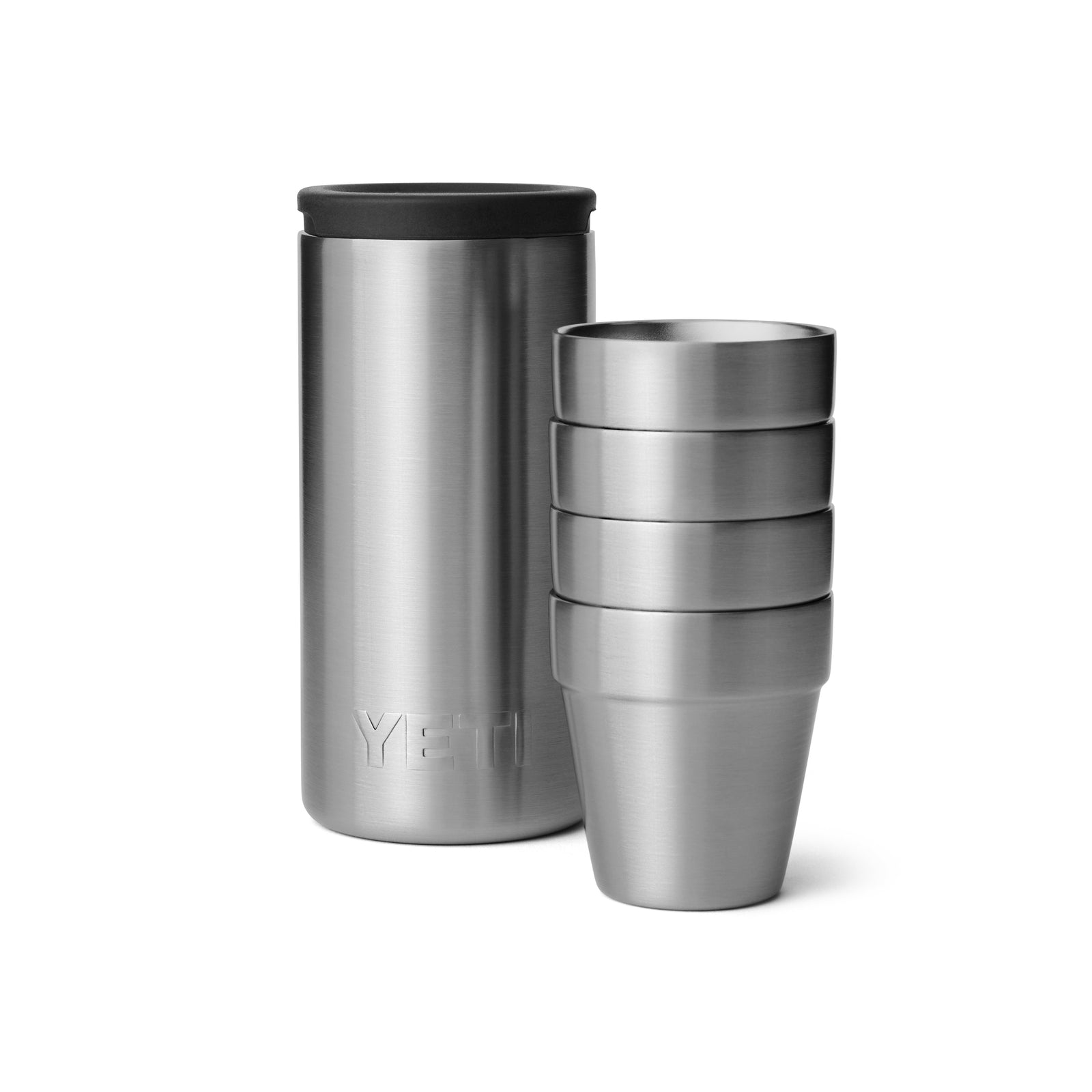 Vier YETI® Rambler Schnapsbecher - Stainless Steel von YETI sind neben einem hohen Edelstahlkanister mit schwarzem Deckel gestapelt, alle vor weißem Hintergrund abgebildet.