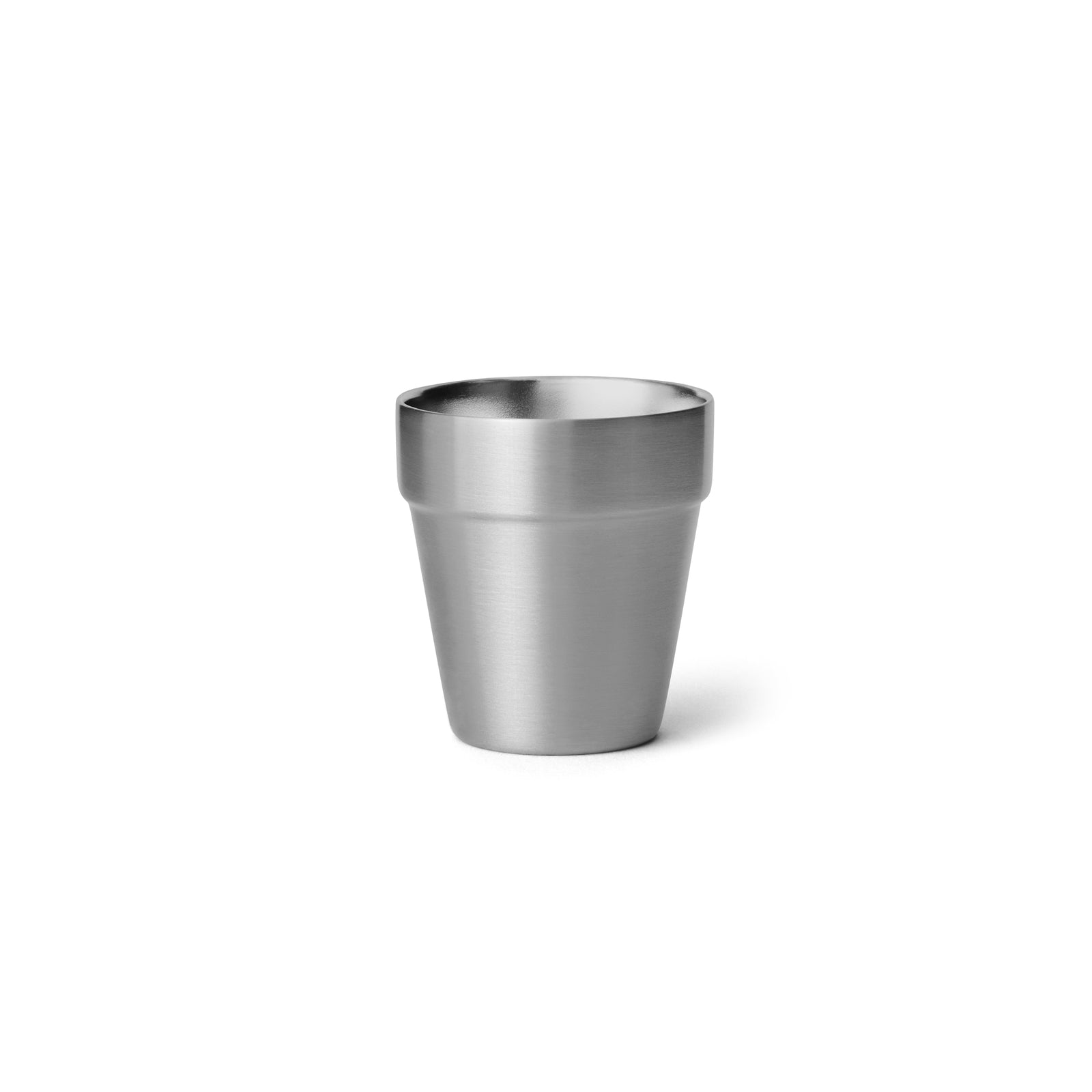 Der YETI® Rambler Schnapsbecher von YETI ist ein Edelstahlbecher mit leicht ausgestelltem Rand, der auf einem schlichten weißen Hintergrund abgebildet ist. Sein schlichtes, modernes Design hat eine glatte, gebürstete Metalloberfläche.