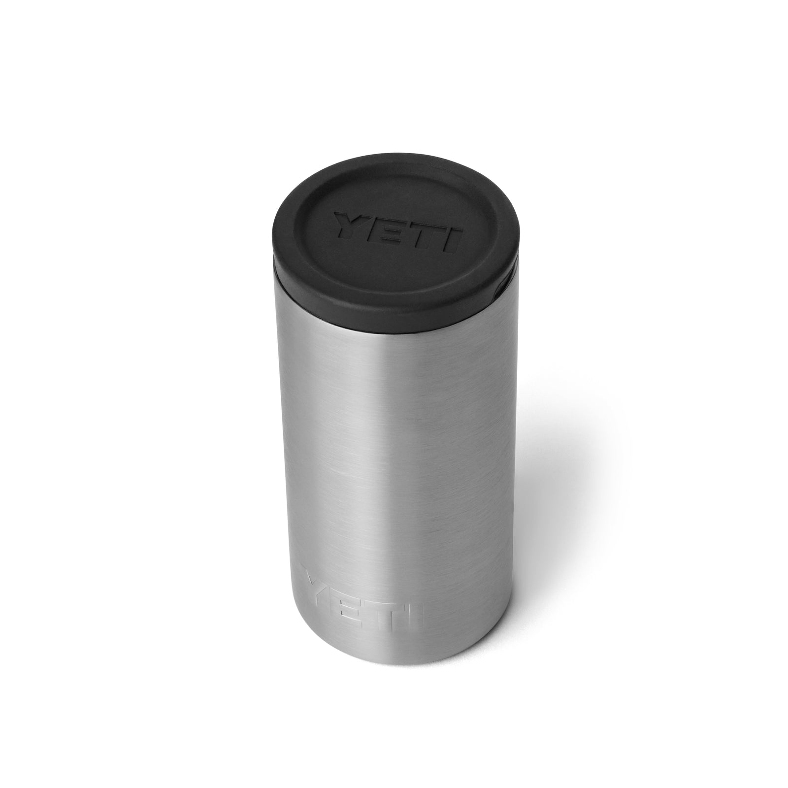 Der YETI® Rambler Schnapsbecher - Edelstahl verfügt über einen schwarzen Gummideckel und eine Vakuumisolierung, um Getränke stundenlang kalt zu halten. Er kombiniert die Haltbarkeit von YETI mit modernem Stil. Abgebildet vor einem weißen Hintergrund.