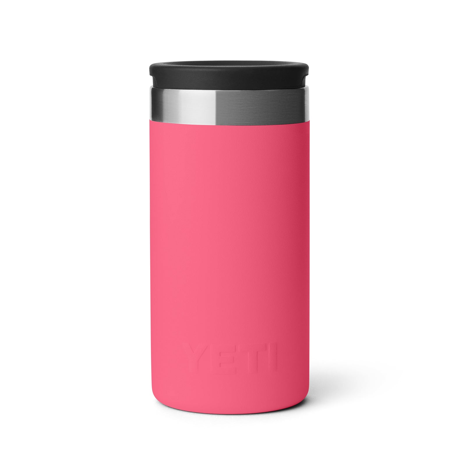 Ein YETI® Rambler Schnapsbecher in Tropical Pink mit schwarzem Deckel und Edelstahlakzent steht aufrecht auf weißem Hintergrund. Der Markenname YETI ist in der Nähe des Bodens eingeprägt.