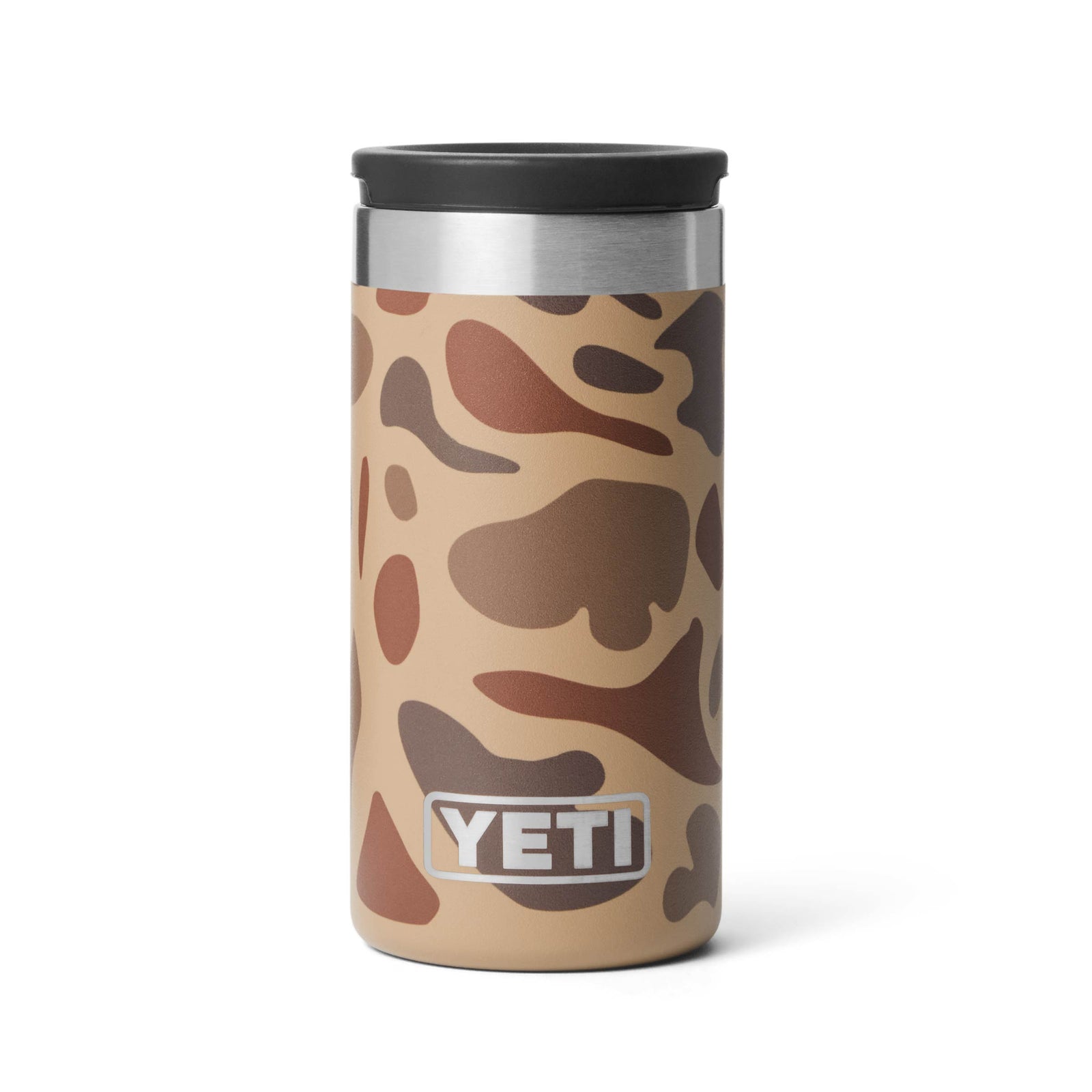 Der YETI® Rambler Schnapsbecher - Wetlands Camo ist ein rostfreier, vakuumisolierter Becher mit schwarzem Deckel, der ein hellbraunes/dunkelbraunes Camo-Design und das YETI-Logo auf der Vorderseite aufweist.
