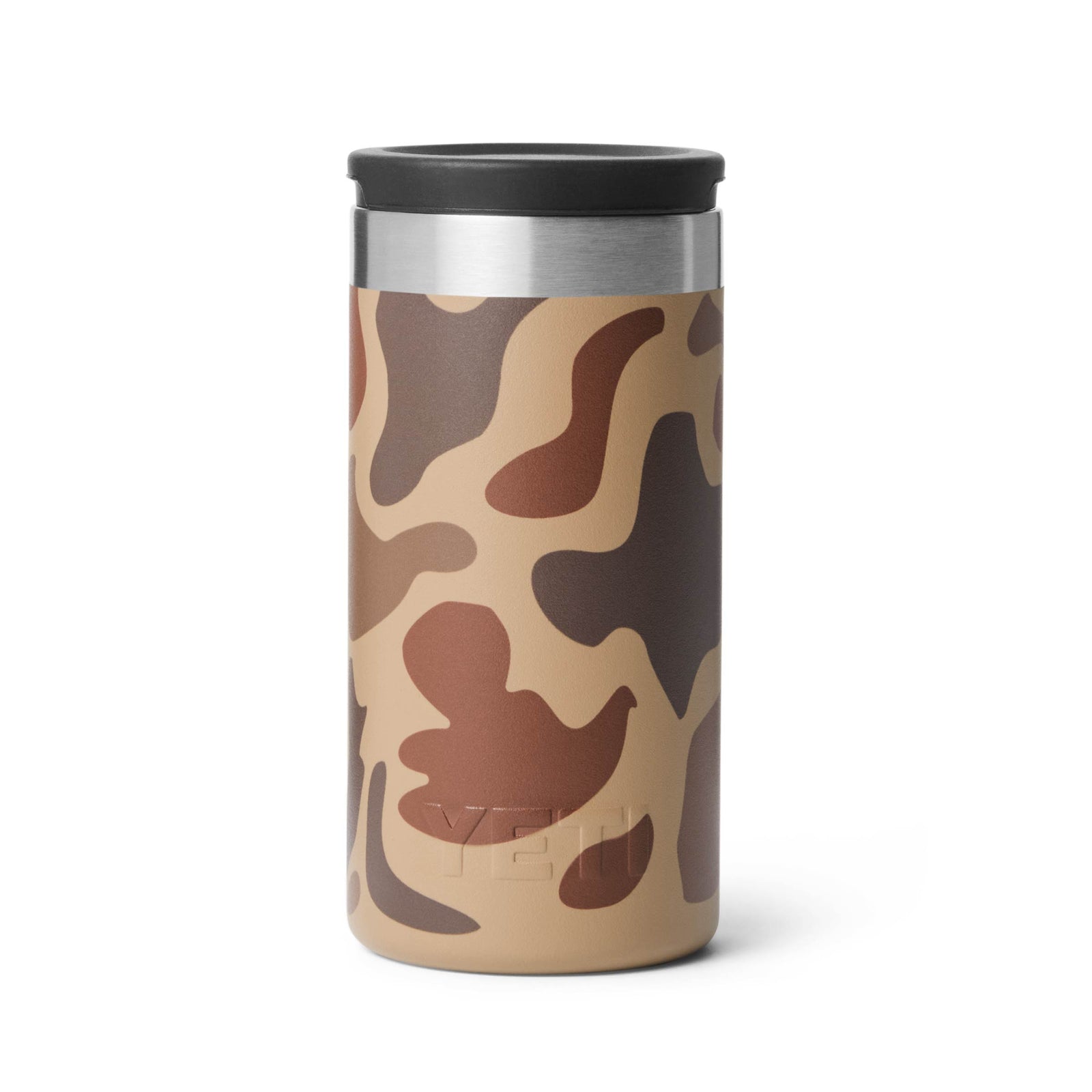 Der YETI® Rambler Schnapsbecher hat ein braunes, hellbraunes und dunkelbraunes Wetlands Camo-Muster und einen schwarzen Deckel. Dieser Isolierbecher aus Edelstahl hält Getränke länger heiß oder kalt. Das YETI-Logo ist in der Nähe des Bodens eingeprägt.