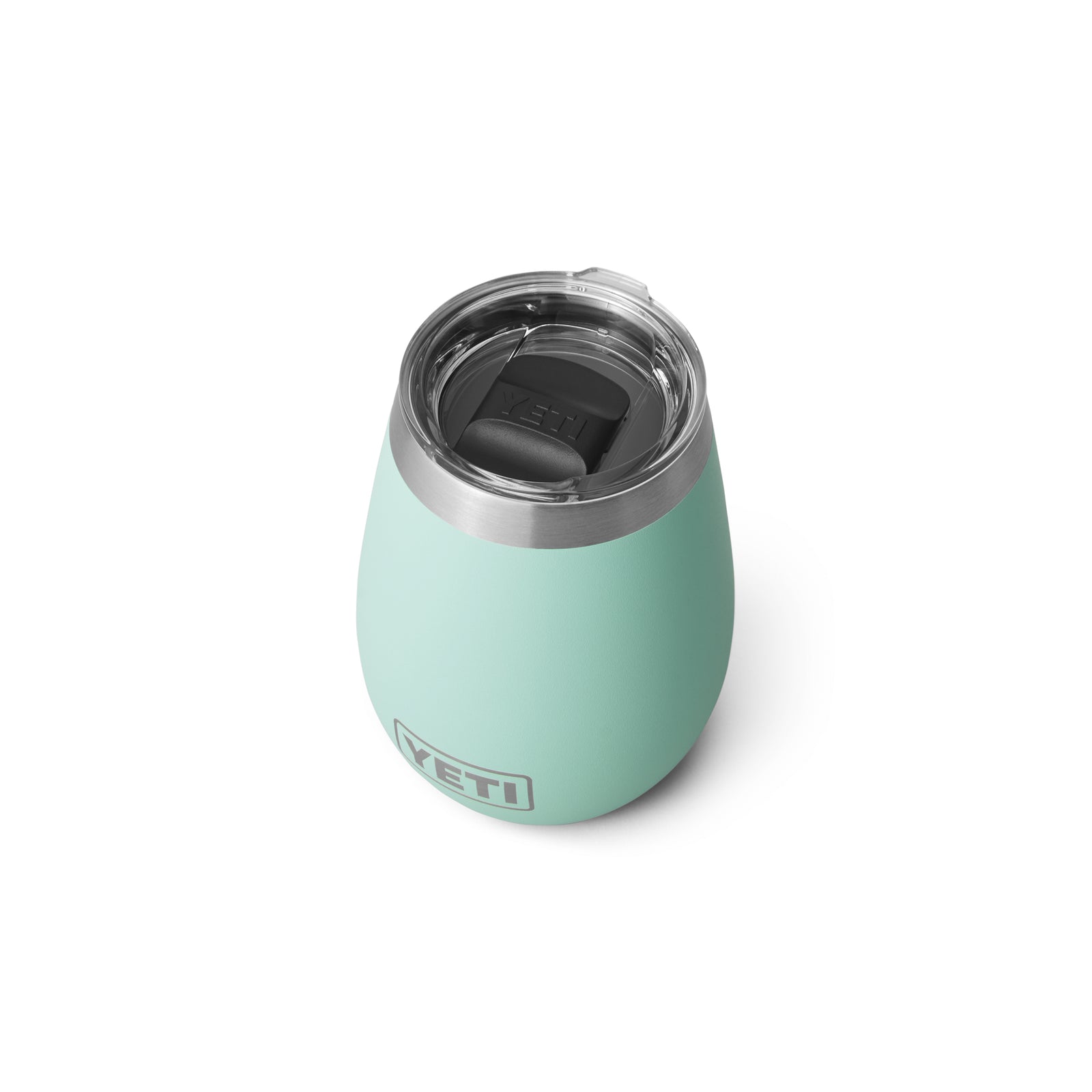 Der YETI® Rambler Weinbecher 10 Oz in Seafoam ist ein vakuumisolierter Edelstahl-Weinbecher mit transparentem Deckel und schwarzem Slider, präsentiert vor weißem Hintergrund.