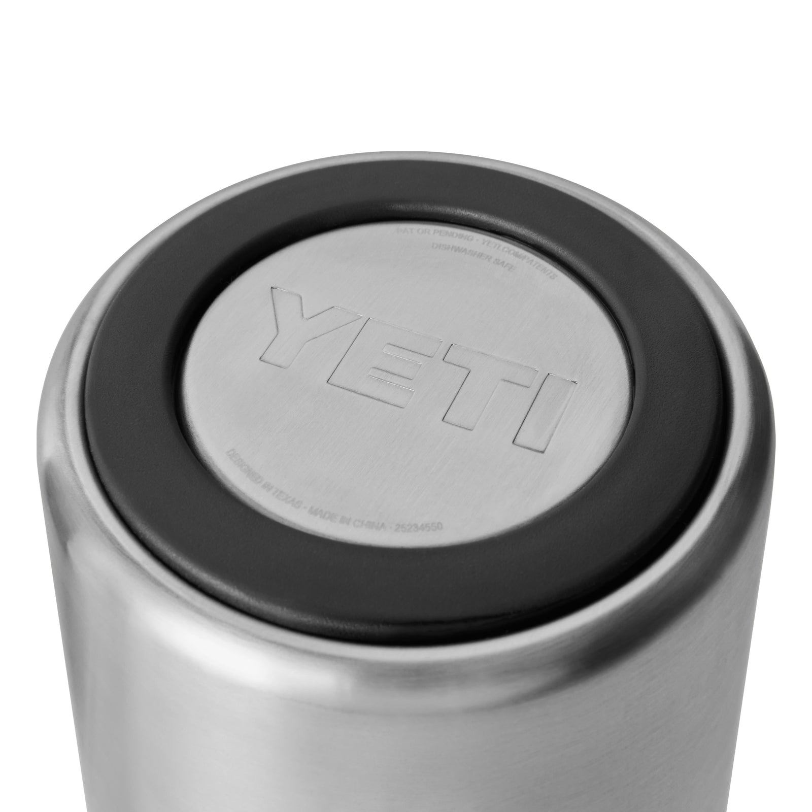 Nahaufnahme des YETI® Rambler® Weinkühler - Edelstahlbodens mit dem eingravierten YETI-Markennamen und einem schwarzen Gummiring, der diesen vakuumisolierten Weinkühler hervorhebt.