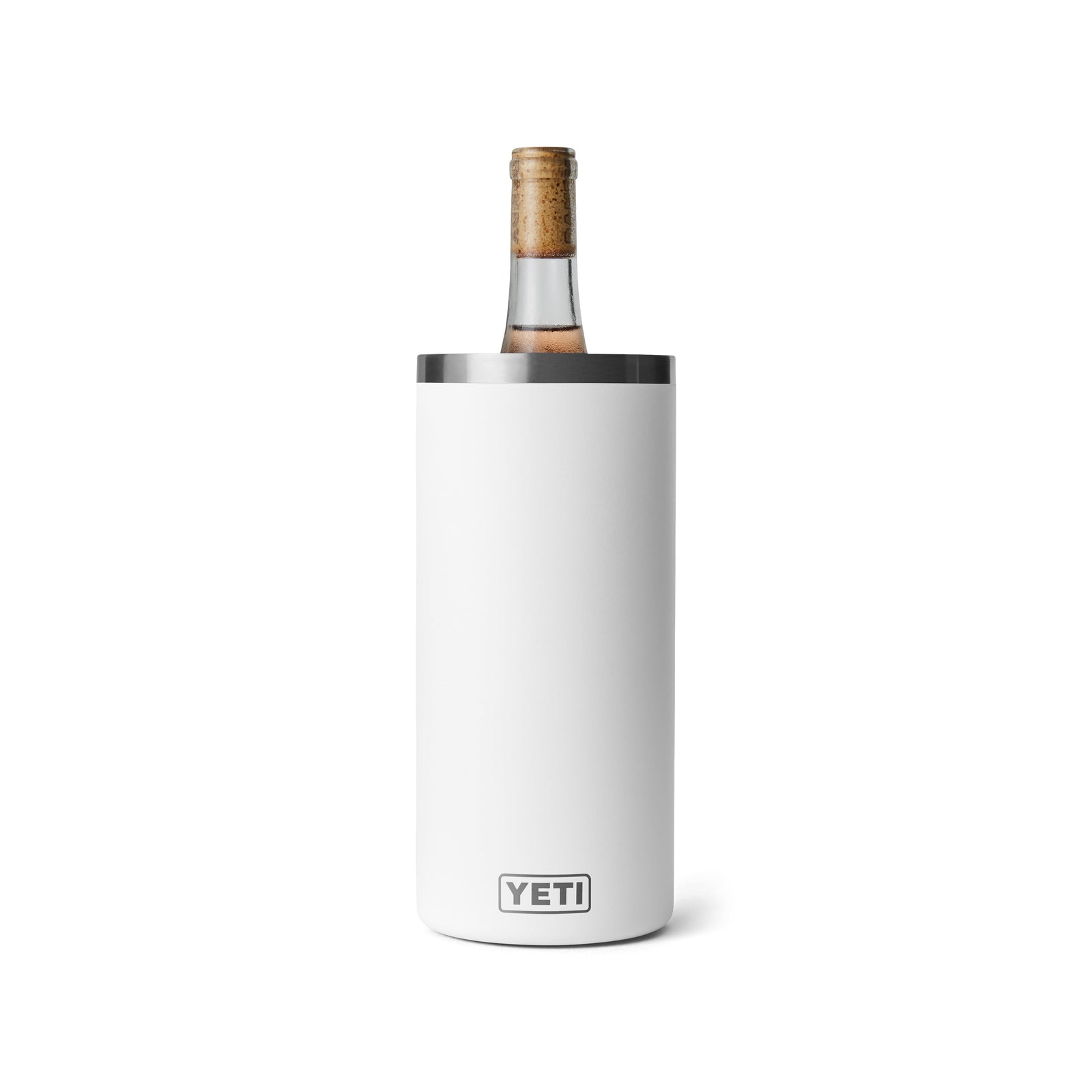 Der weiße YETI® Rambler® Weinkühler von YETI mit Vakuumisolierung hält eine Weinflasche mit Korken und steht vor einem schlichten weißen Hintergrund.