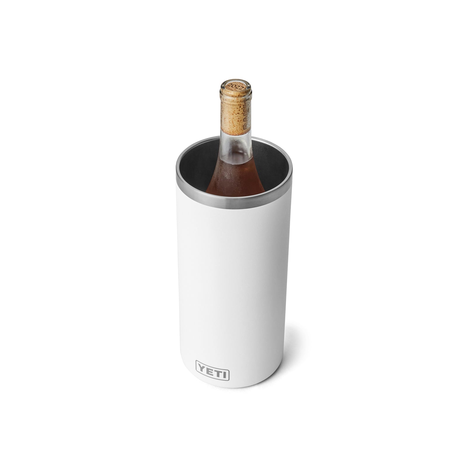 Der YETI® Rambler® Weinkühler - White von YETI aus Edelstahl mit Vakuumisolierung hält eine Flasche Rosé auf weißem Hintergrund kühl.