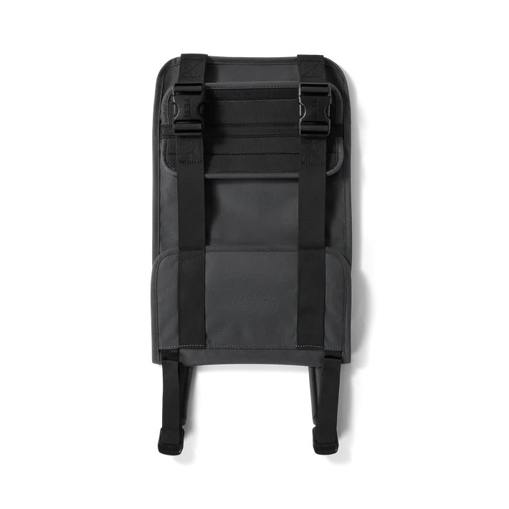 Die YETI® Rückengurte für den Strandstuhl von YETI ist eine schwarze, rechteckige Platte mit zwei verstellbaren Gurten, zwei oberen Schnallen und verstärkten Nähten. Fotografiert vor einem weißen Hintergrund.
