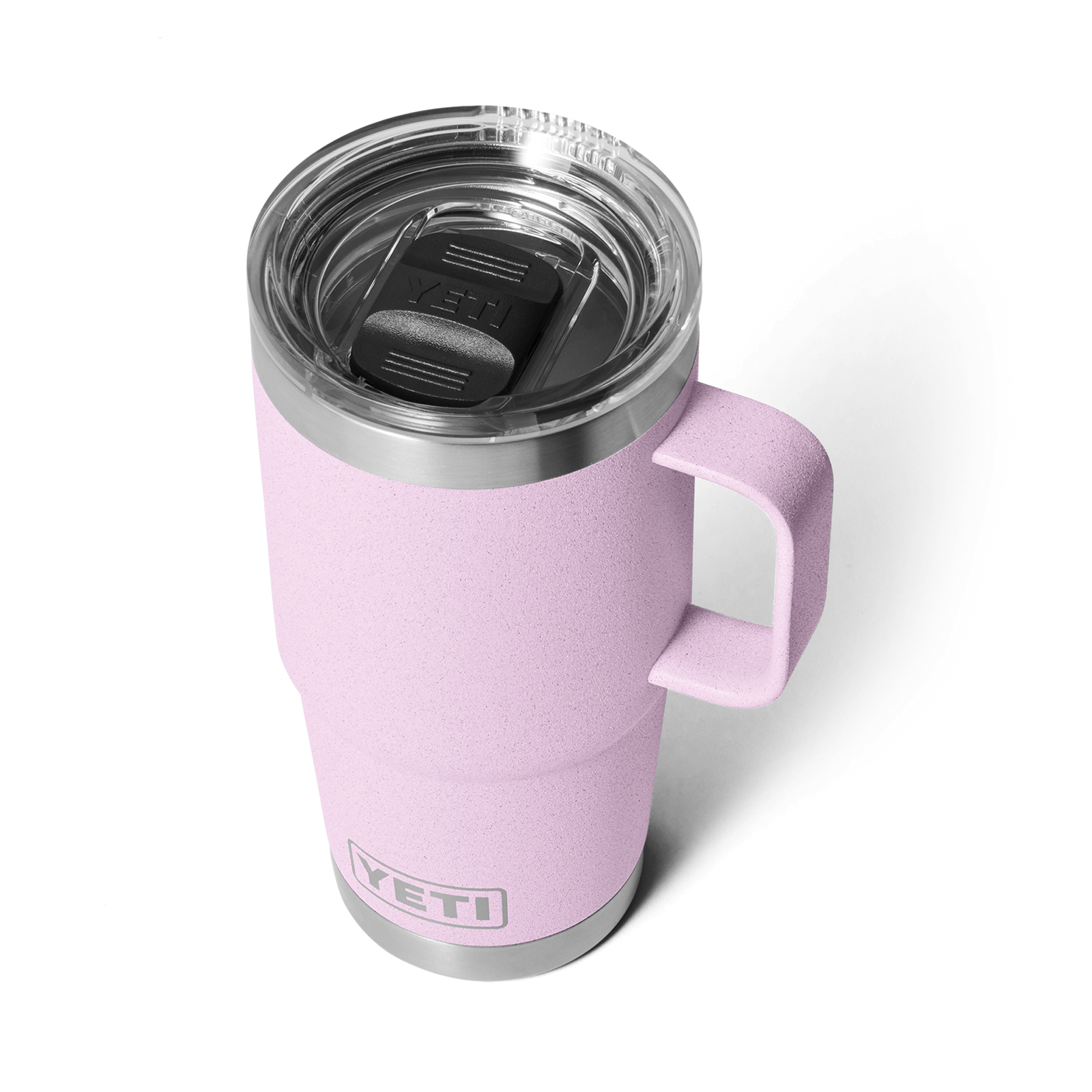 Der YETI® Reisebecher Rambler 20 Oz in Cherry Blossom ist ein hellrosa Reisebecher mit Henkel und auslaufsicherem Deckel, abgebildet auf einem schlichten weißen Hintergrund.