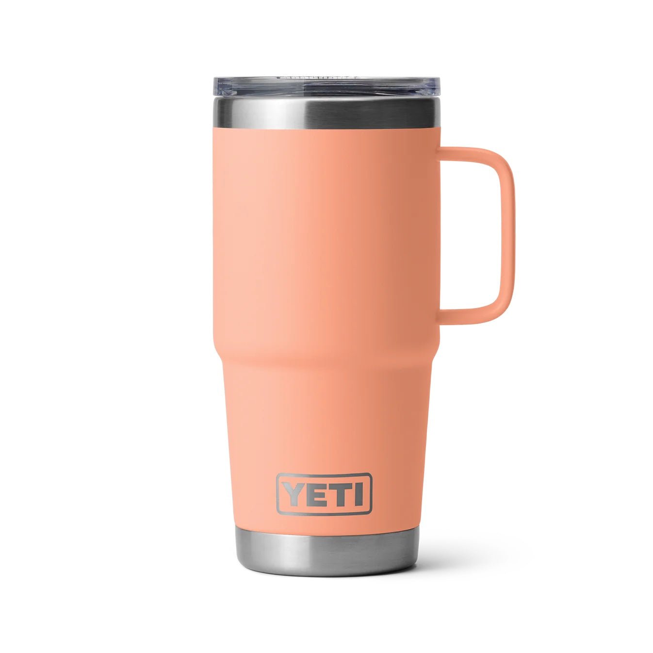 Ein YETI® Reisebecher Rambler 20 Oz - Lowcountry Peach mit Griff, Edelstahlrand und -boden, klarem StrongHold Deckel und YETI-Logo auf der Vorderseite steht aufrecht auf weißem Hintergrund.