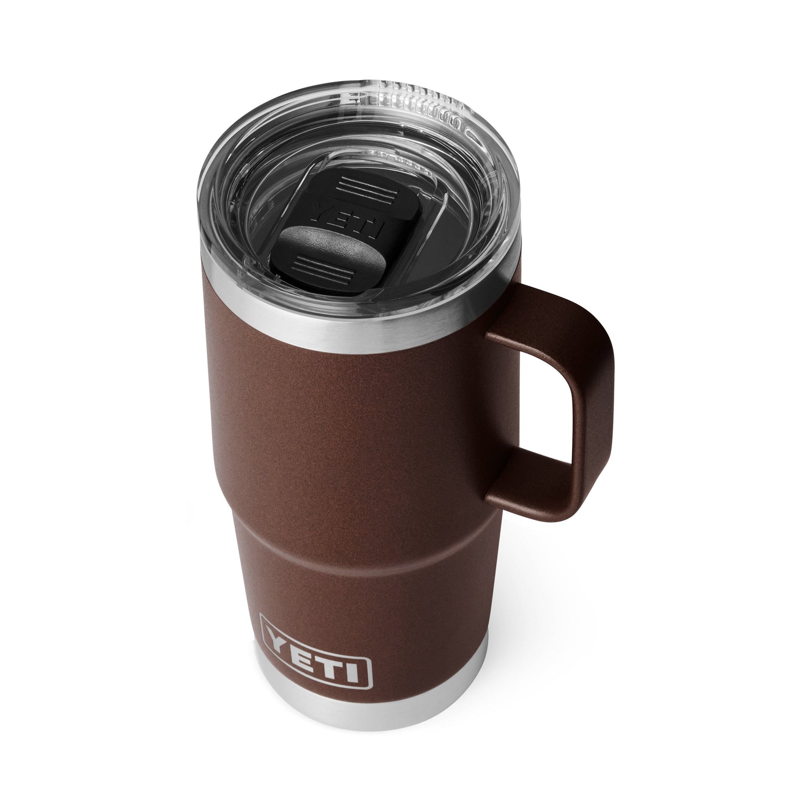 Ein YETI® Reisebecher Rambler 20 Oz - Wetlands Brown mit Griff und durchsichtigem StrongHold Deckel mit schwarzem Schiebeverschluss auf weißem Hintergrund.