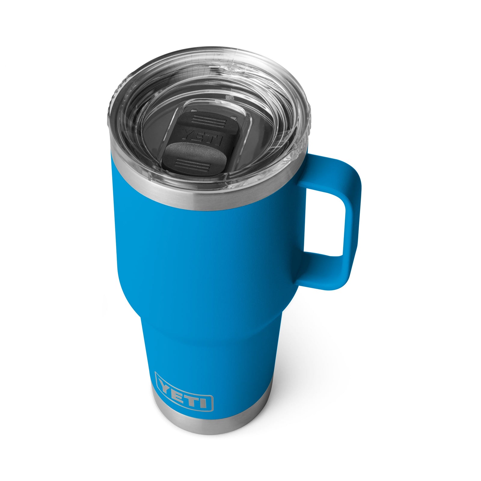 Der YETI® Reisebecher Rambler 30 Oz in Big Wave Blue mit Henkel und transparentem Kunststoffdeckel wird als auslaufsicherer Becher der Marke YETI auf weißem Hintergrund präsentiert.