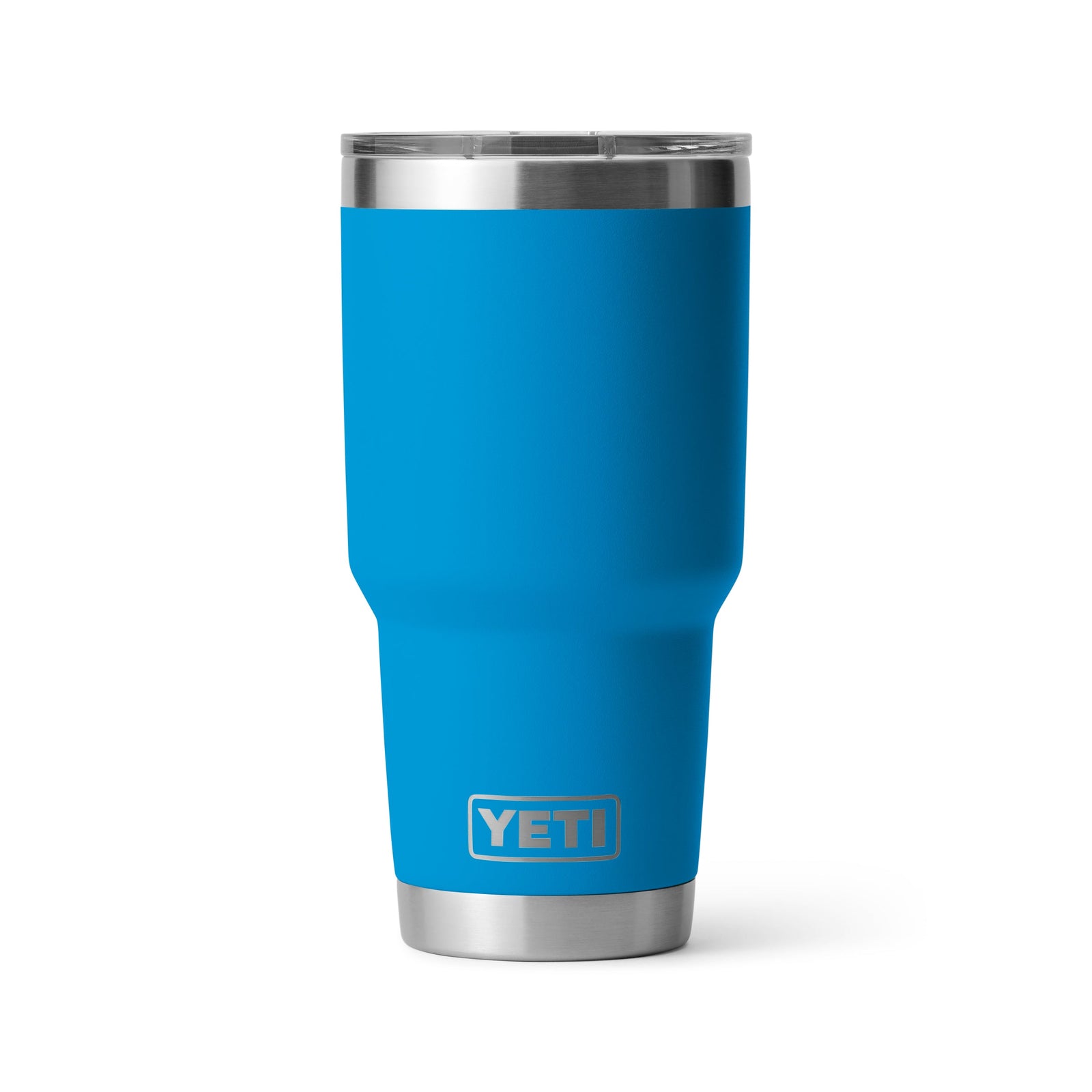 Der YETI® Reisebecher Rambler 30 Oz in Big Wave Blue hat einen Edelstahlrand und -boden, einen YETI-Schriftzug auf der Vorderseite und ein schlankes zylindrisches Design. Er steht aufrecht vor einem weißen Hintergrund.