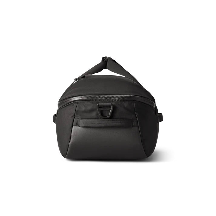 Die YETI® Reisetasche Crossroads 40 L in Schwarz ist eine kompakte Slingtasche aus strapazierfähigem TuffSkin-Nylon mit einem Hauptfach mit Reißverschluss, einer Vordertasche und einem verstellbaren Trageriemen, der auf einem schlichten weißen Hintergrund angebracht ist.