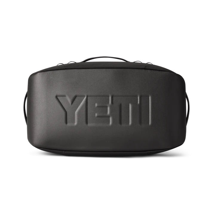 Die YETI® Reisetasche Crossroads 40L in Schwarz ist in der Frontansicht abgebildet. Sie verfügt über einen auffälligen YETI-Schriftzug, einen Griff an der Oberseite, eine TuffSkin-Nylon-Konstruktion und ein schlankes, rechteckiges, minimalistisches Design.