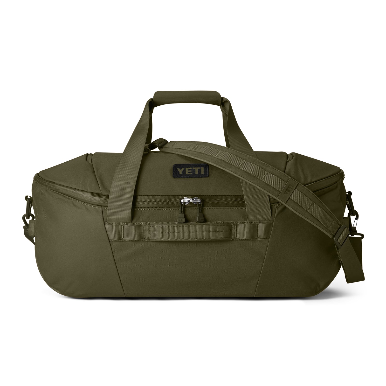 Eine YETI® Reisetasche Crossroads® 60L - Olive, aus wasser- und abriebfestem TuffSkin Nylon mit zwei Tragegriffen, abnehmbarem Schultergurt und Front-Reißverschlusstasche, wird auf weißem Hintergrund präsentiert.