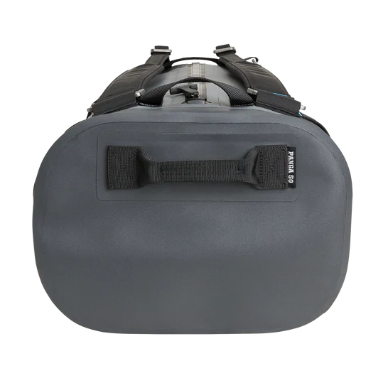 Die sturmgraue YETI® Reisetasche Panga 50 wird von einer Seite gezeigt, wobei ein stabiler schwarzer Griff, schwarze Riemen und ein einfaches, funktionelles Design hervorgehoben werden.