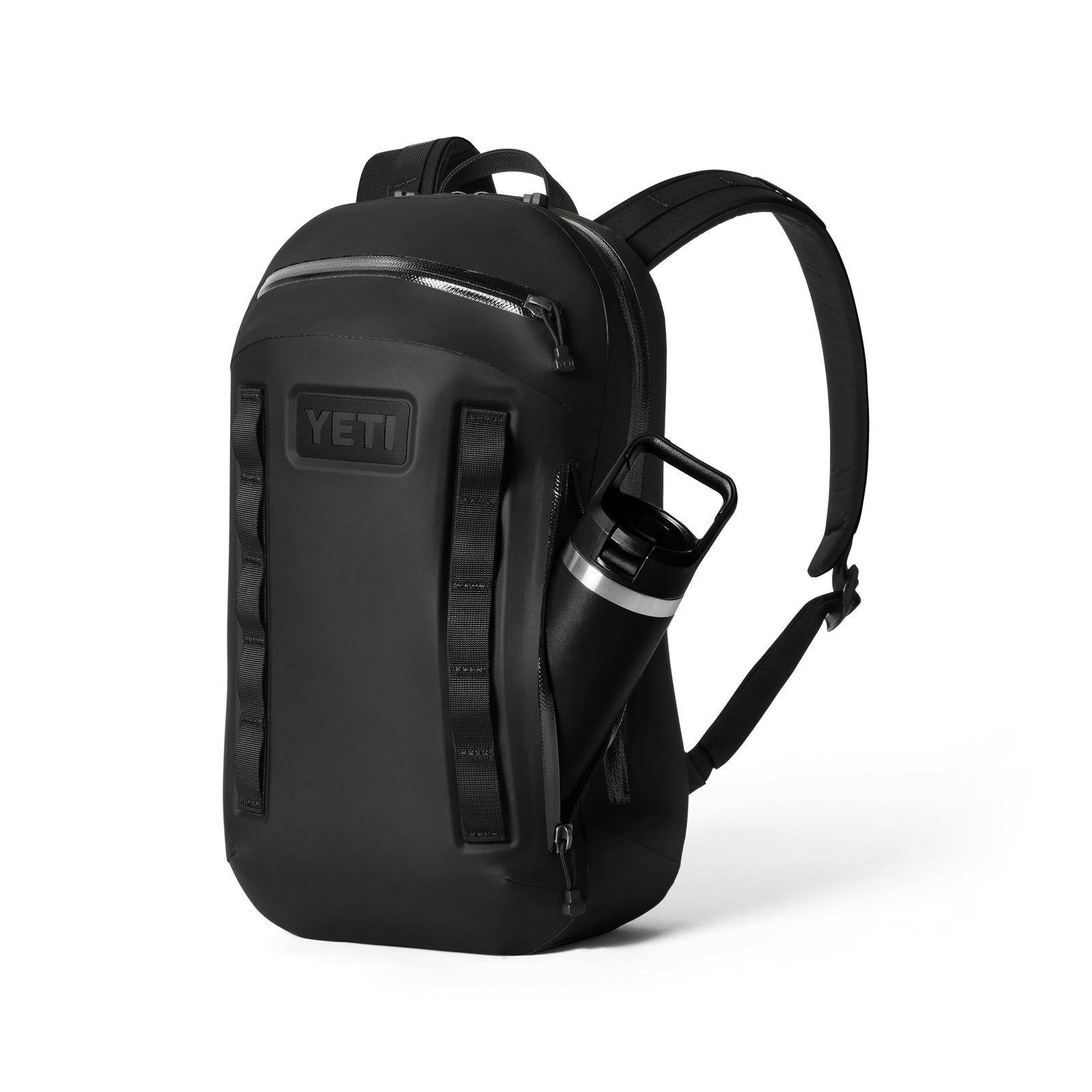 Abgebildet ist ein schwarzer YETI® Rucksack Cayo™ 15L mit gepolsterten Trägern, Gurtband auf der Vorderseite, Reißverschlusstasche oben und einer Wasserflasche in der seitlichen Halterung auf weißem Hintergrund.