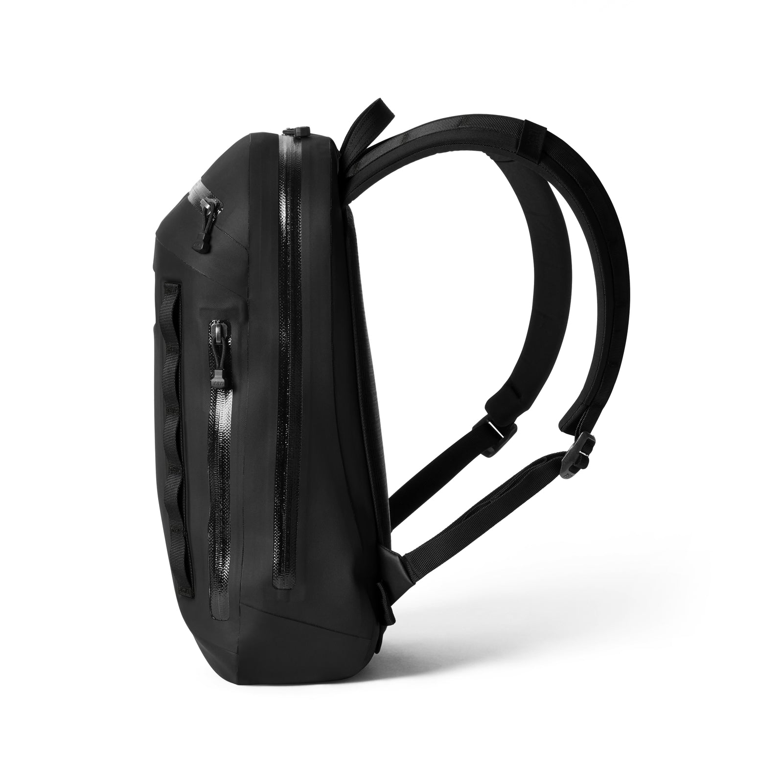 Der YETI® Rucksack Cayo™ 15L in Schwarz ist mit drei Reißverschlussfächern, gepolsterten Schultergurten und einem Tragegriff ausgestattet und wird aufrecht auf weißem Hintergrund gezeigt.