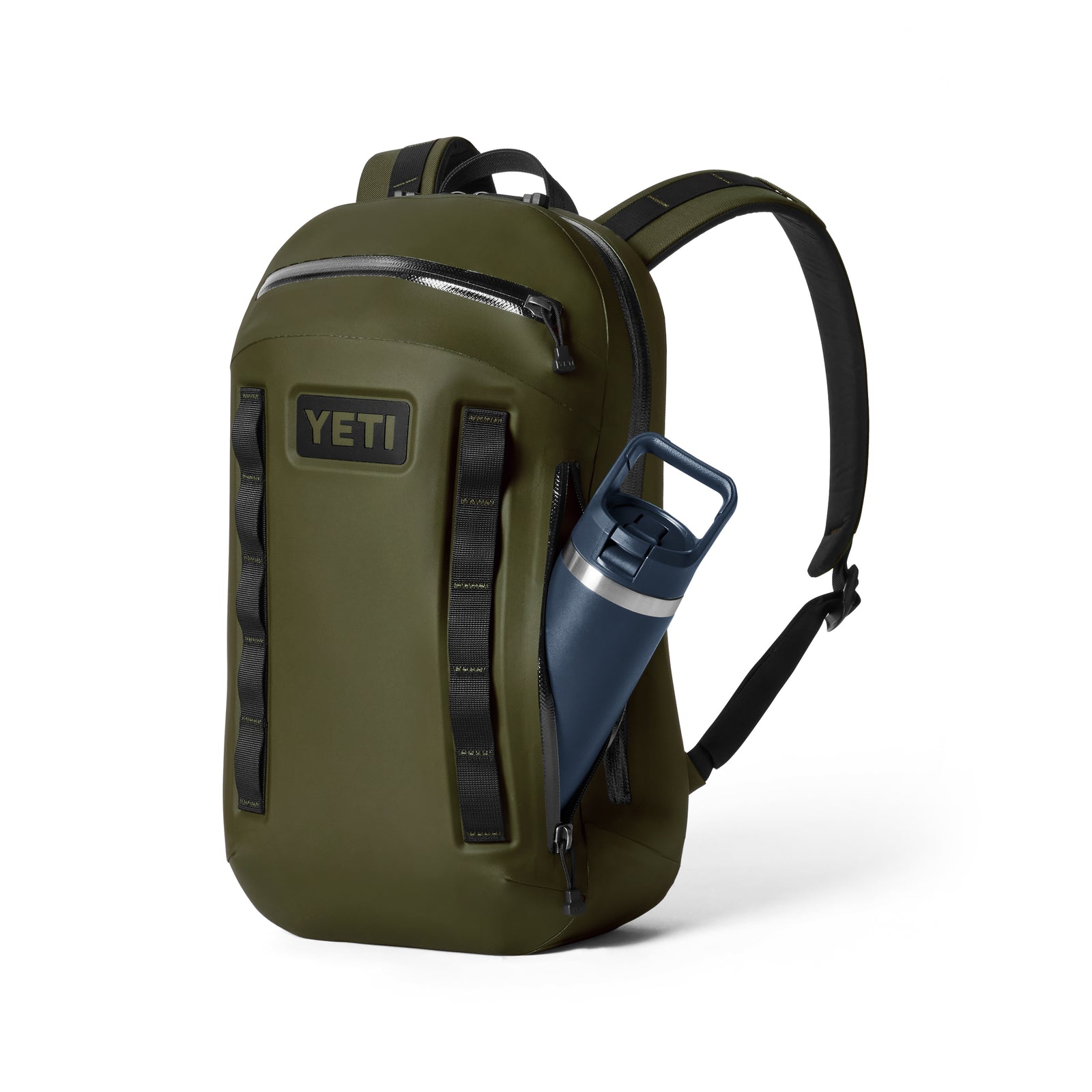 Der YETI® Rucksack Cayo™ 15L in Olive mit schwarzen Trägern und YETI-Logo auf der Vorderseite ist mit einer marinefarbenen Wasserflasche in der Seitentasche abgebildet - ideal als wasserdichter Alltagsrucksack für Abenteuer. Abgebildet auf weißem Hintergrund.