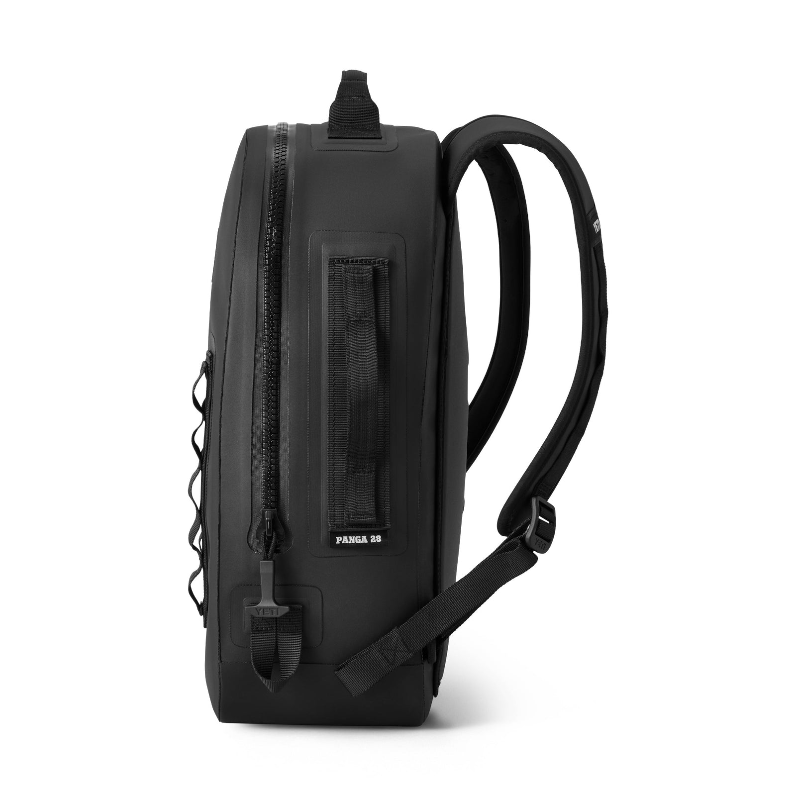 Seitenansicht des YETI® Rucksack Panga 28 in Schwarz mit wasserdichtem Reißverschluss, MOLLE-Gurtband-Panel, gepolsterten Schultergurten und Brustgurt von YETI vor weißem Hintergrund.