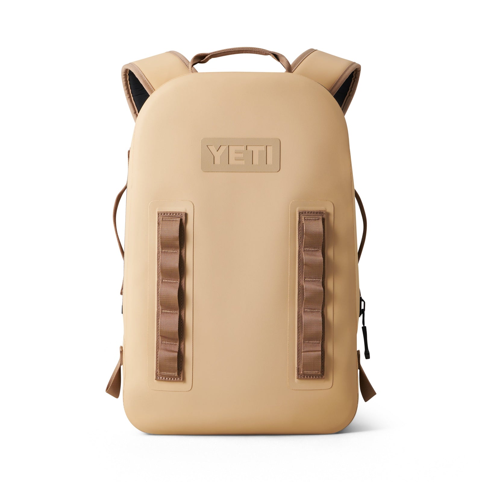 Der YETI® Rucksack Panga 28 - Tan ist ein wasserdichter Rucksack mit braunen Webbing-Loops, gepolsterten Schultergurten und Tragegriff von YETI, fotografiert mit minimalistischer Outdoor-Ausrüstung vor weißem Hintergrund.