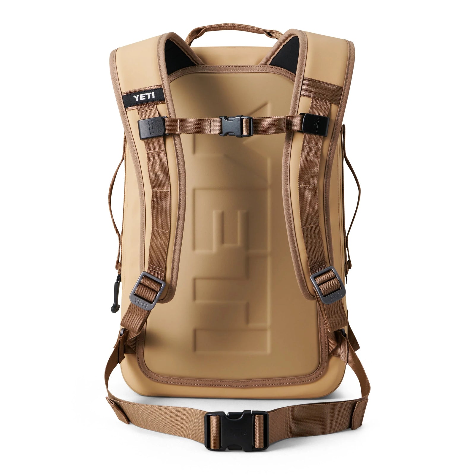 Der YETI® Rucksack Panga 28 - Tan wird von hinten gezeigt und verfügt über gepolsterte, verstellbare Schultergurte, eine Brustschnalle und einen Hüftgurt. Dieser robuste Outdoor-Rucksack trägt das geprägte YETI-Logo auf der Rückseite.