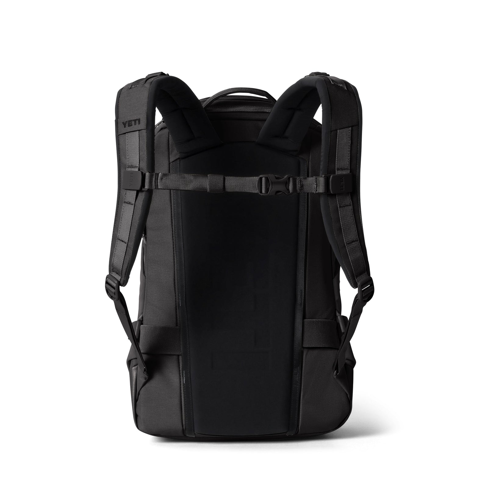 Der YETI® Rucksack Ranchero™ 22L in Schwarz ist von hinten abgebildet und zeigt gepolsterte Schultergurte, verstellbare Brust- und Hüftgurte und ein stabiles Rückenteil - ideal als wasserdichter Rucksack für jedes Abenteuer.