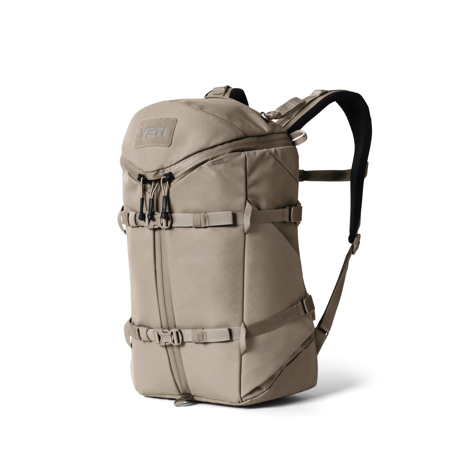 Der YETI® Rucksack Ranchero™ 22L in Cape Dark Taupe verfügt über mehrere verstellbare Gurte, einen Tragegriff, gepolsterte Schultergurte, ein Hauptfach mit Reißverschluss und ein Laptopfach, abgebildet auf weißem Hintergrund.