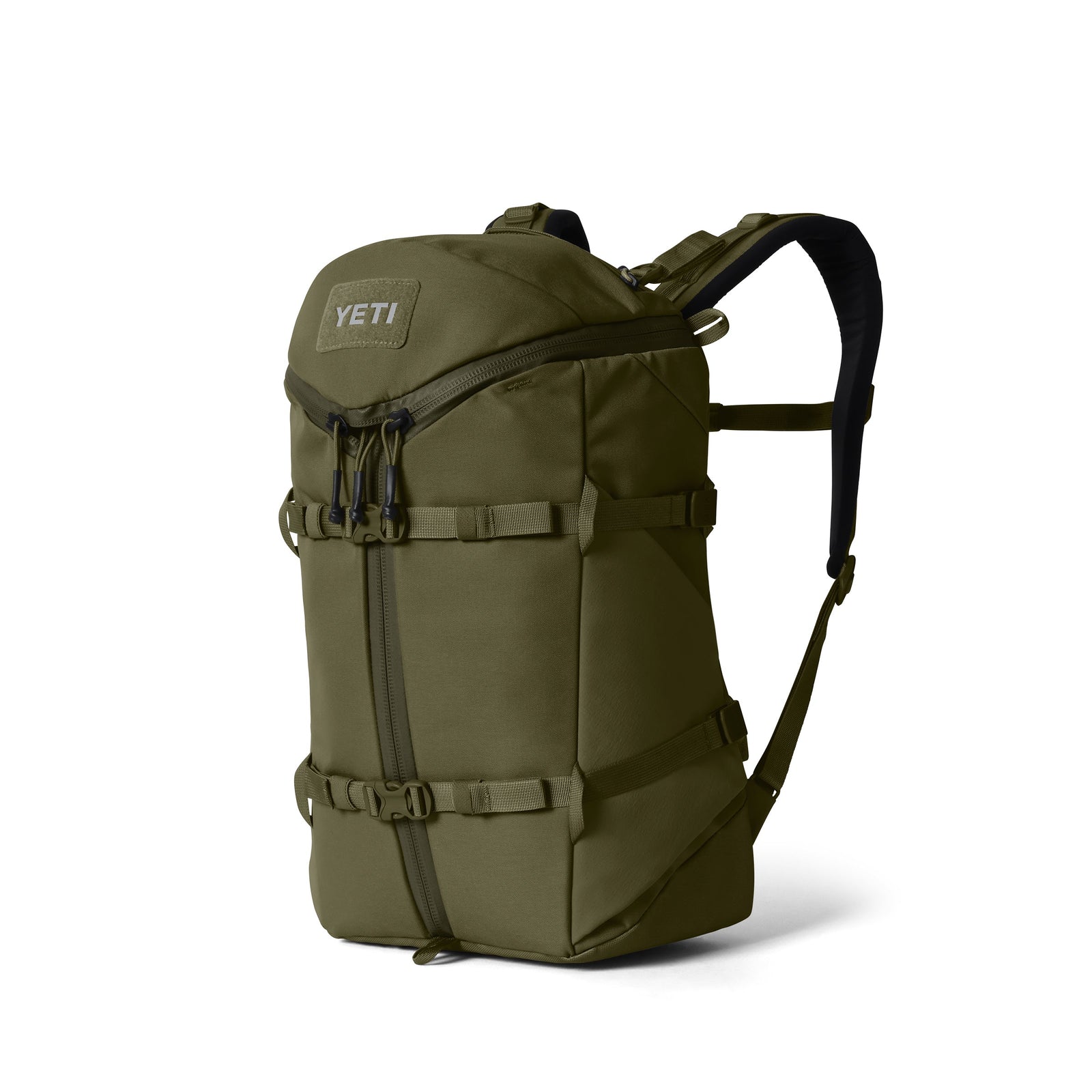 Der YETI® Rucksack Ranchero™ 22L in Olive ist aus robustem TuffSkin-Nylon gefertigt und verfügt über gepolsterte Schultergurte, eine Vordertasche mit Reißverschluss, ein Laptop-Fach, verstellbare Schnallen und das YETI-Logo auf der Oberseite - hier auf weißem Hintergrund.