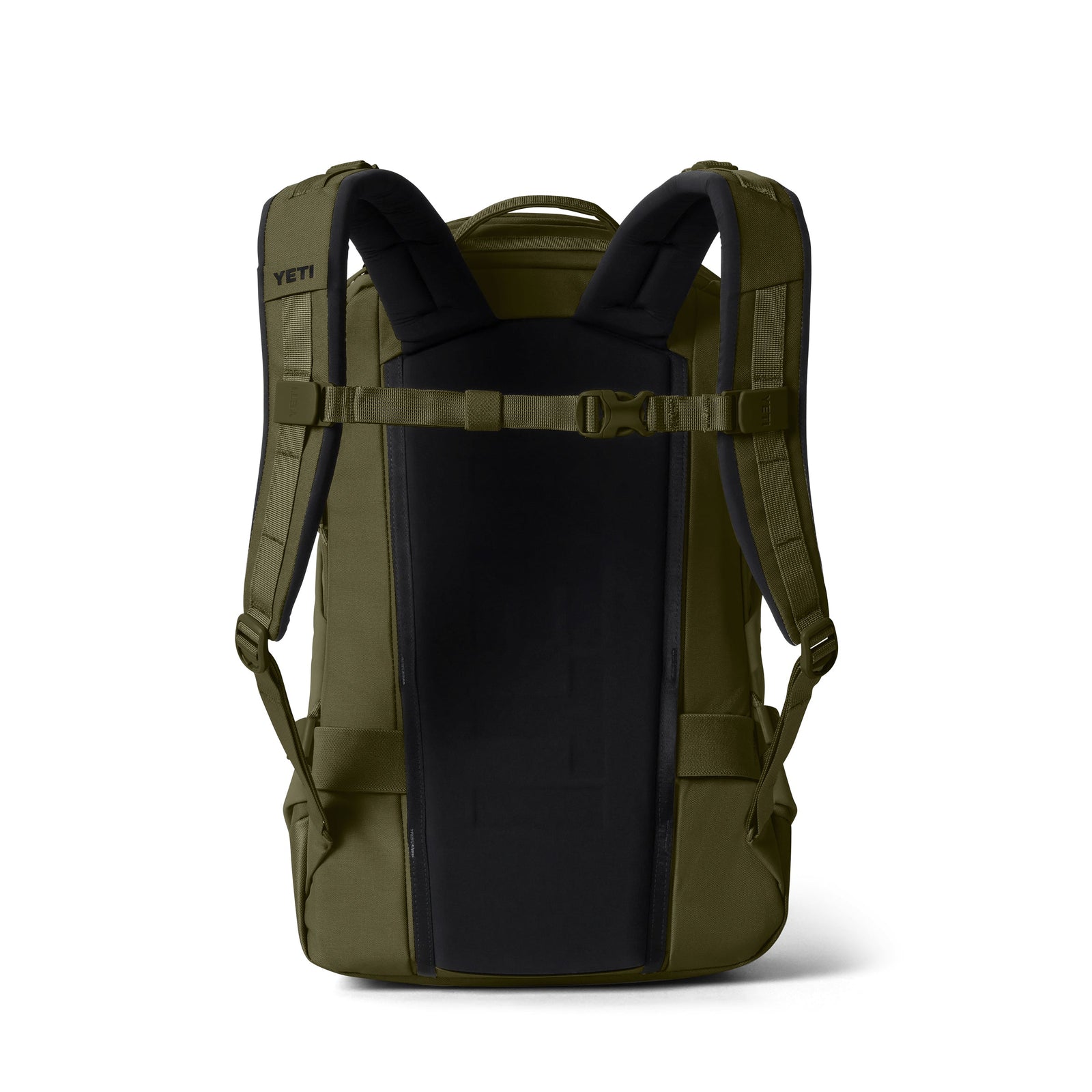 Der YETI® Rucksack Ranchero™ 22L in Olive ist von hinten abgebildet. Hervorzuheben sind die gepolsterten, verstellbaren Schultergurte, der Brustgurt, die TuffSkin™-Nylon-Konstruktion und das schwarze, belüftete Rückenteil für Komfort und Halt.