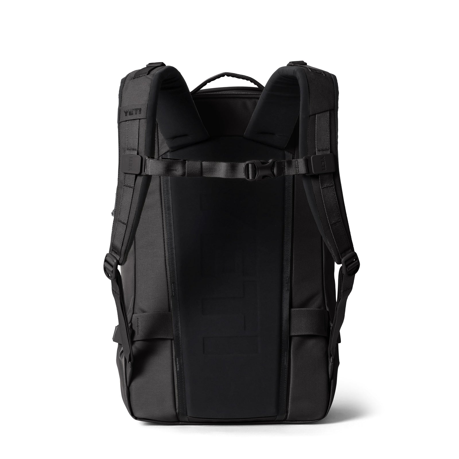 Der YETI® Rucksack Ranchero™ 27L in Schwarz ist von hinten abgebildet und hebt die gepolsterten Schultergurte, die verstellbaren Seitengurte, den dezenten YETI-Schriftzug und das wasserdichte Design auf einem schlichten weißen Hintergrund hervor.