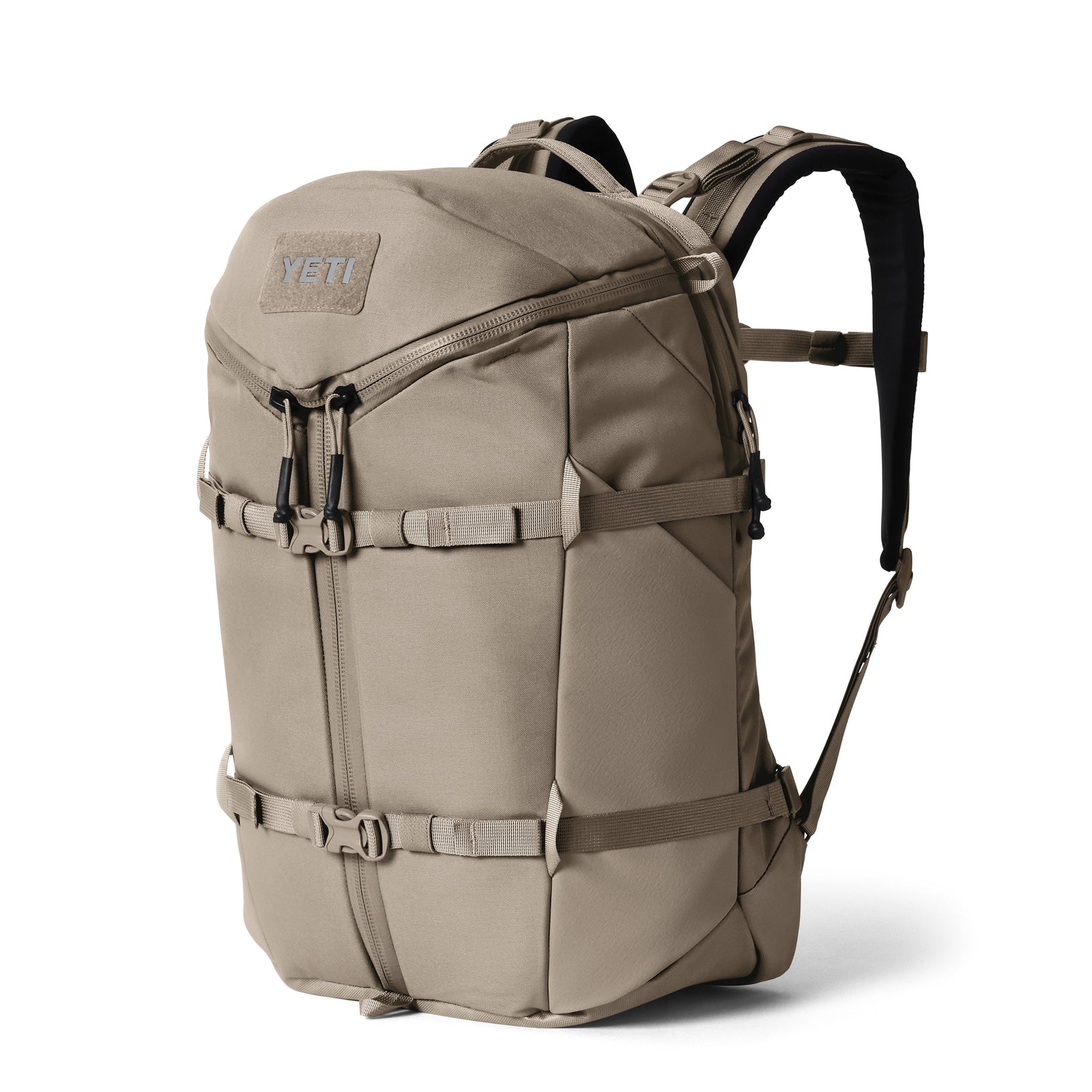 Der YETI® Rucksack Ranchero™ 27L in Cape Dark Taupe ist ein wasserfester Rucksack mit mehreren Fächern, verstellbaren gepolsterten Schulterriemen und einem strukturierten Design, das aufrecht steht.