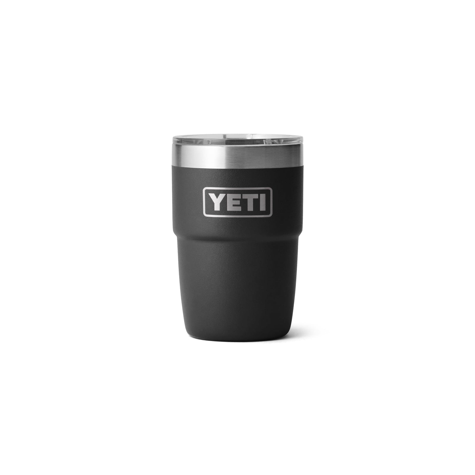 Der YETI® Stapelbarer Becher Rambler 8 Oz in Schwarz, mit doppelwandiger Vakuumisolierung, silbernem Rand und klarem Deckel, steht aufrecht vor weißem Hintergrund. Das YETI Logo ist prominent auf der Vorderseite zu sehen.