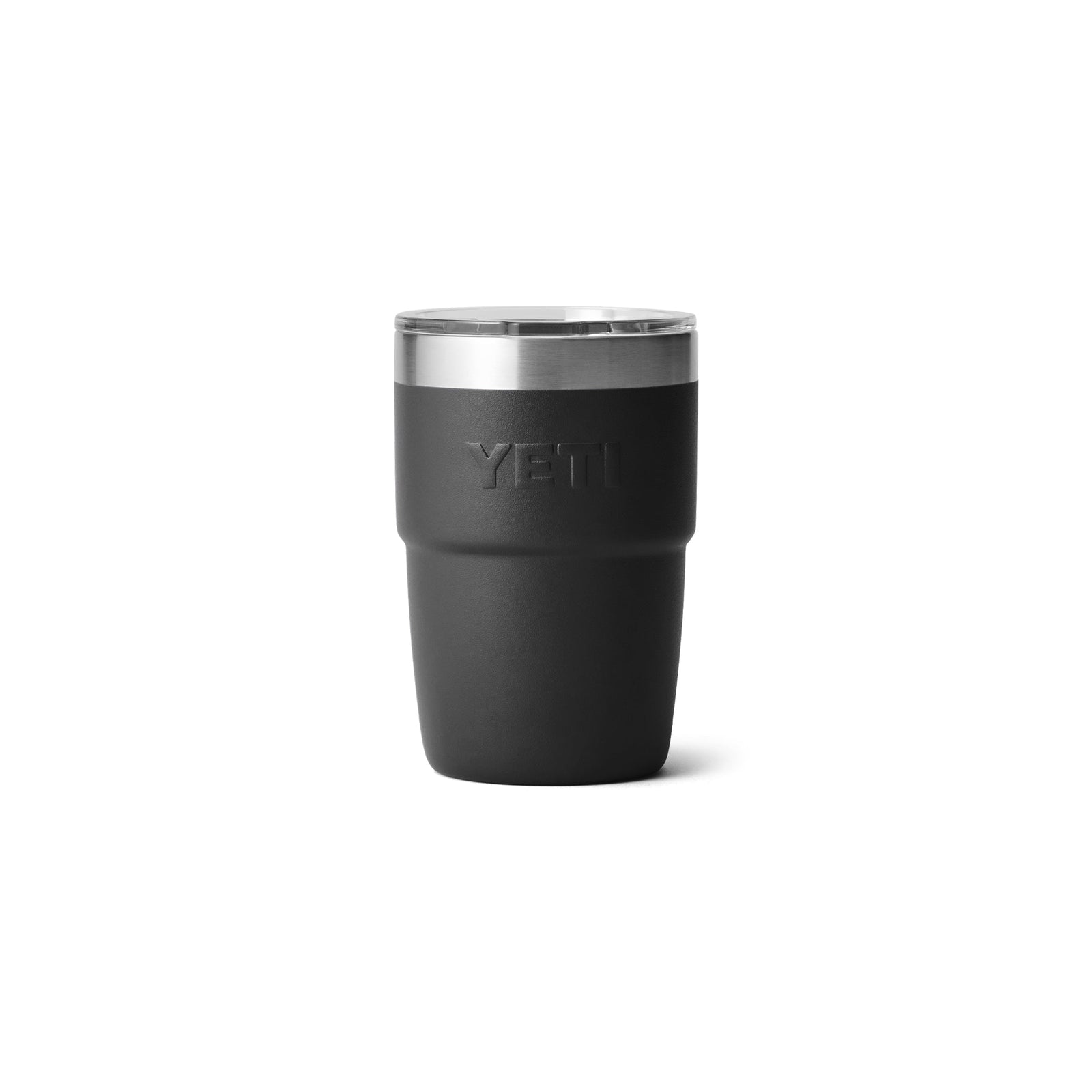 Der YETI® Stapelbarer Becher Rambler 8 Oz in Black von YETI, ausgestattet mit doppelwandiger Vakuumisolierung, Edelstahlrand und Klarsichtdeckel, steht aufrecht vor weißem Hintergrund.
