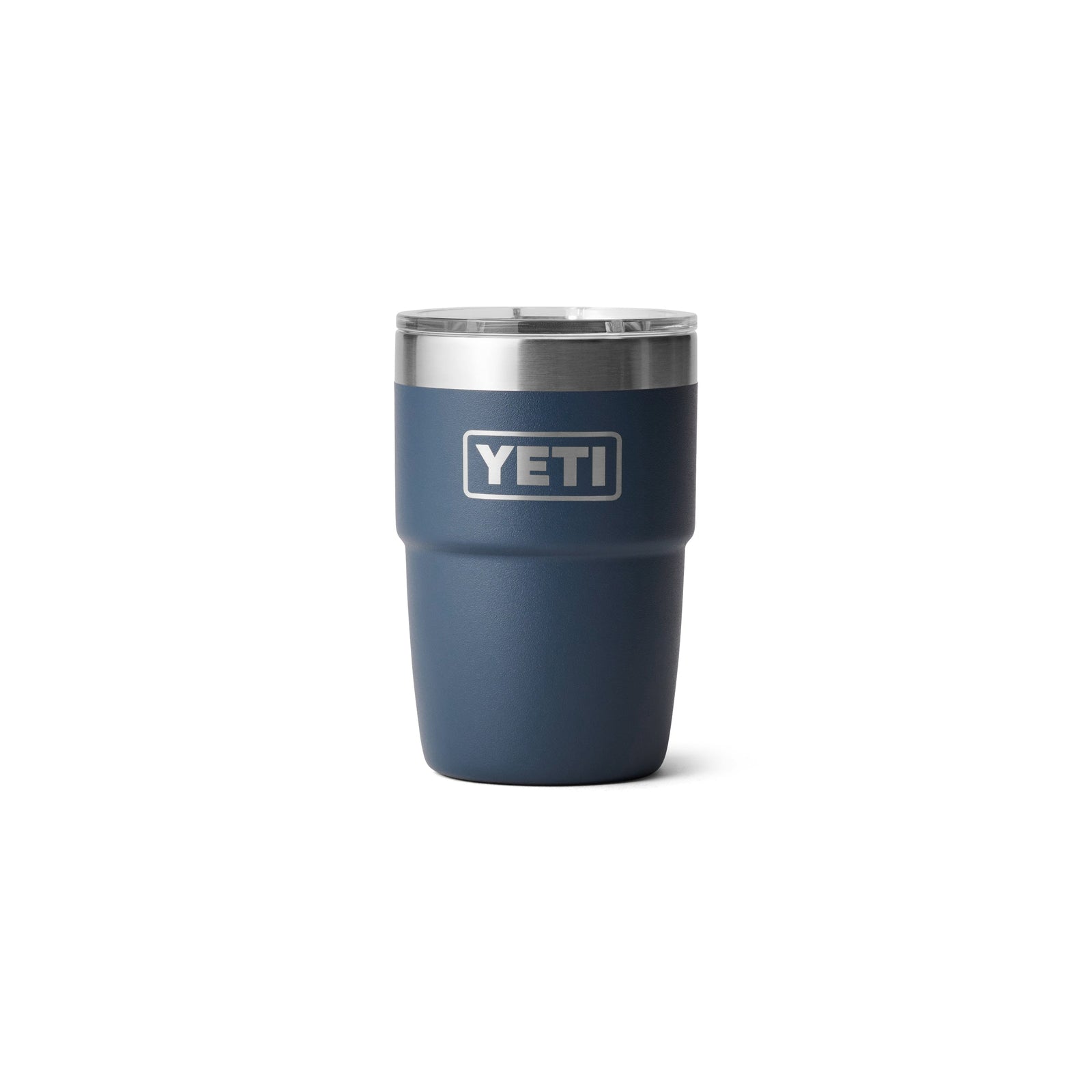 Der YETI® Stapelbarer Becher Rambler 8 Oz in Navy, ausgestattet mit doppelwandiger Vakuumisolierung, Edelstahlrand und klarem Deckel, steht aufrecht vor weißem Hintergrund.