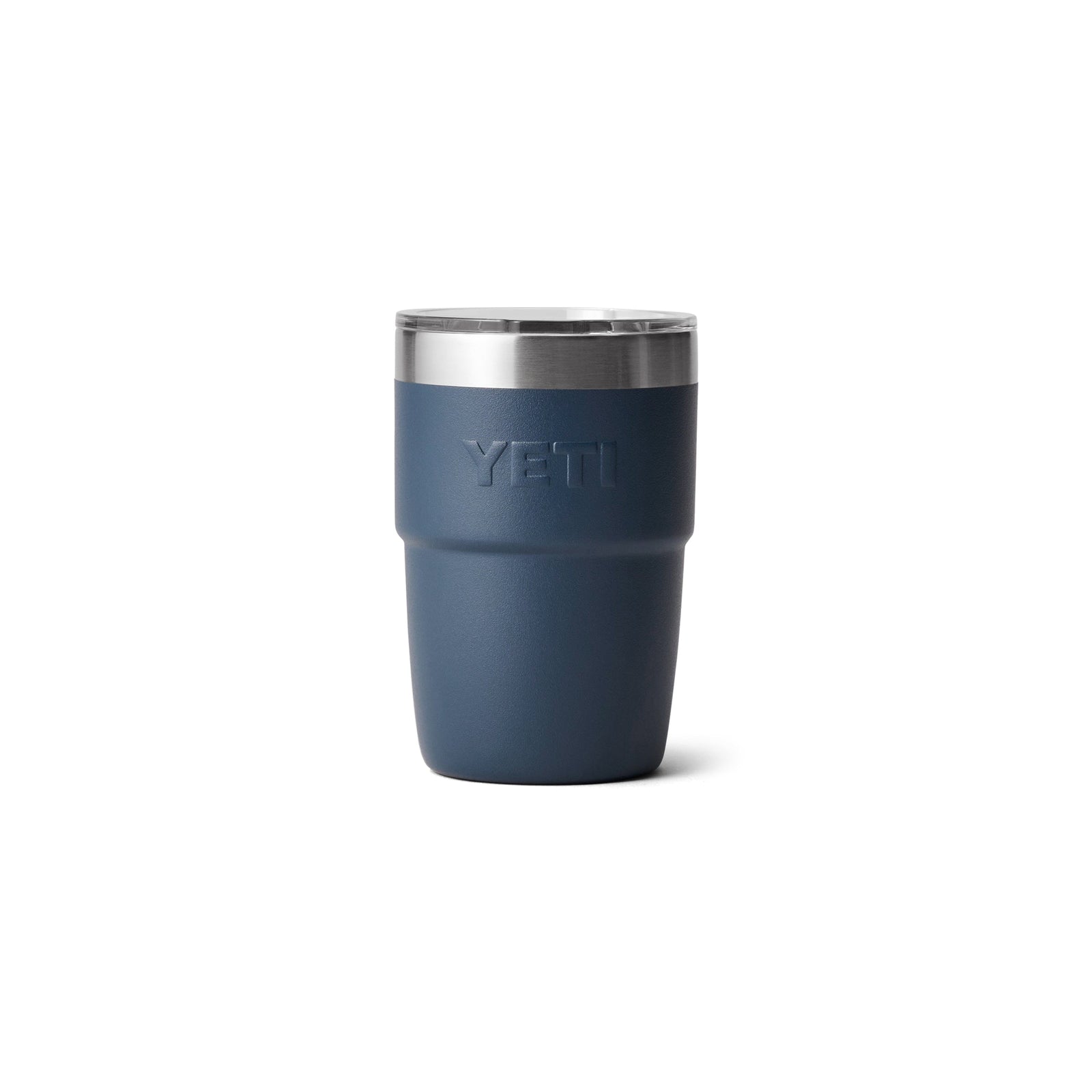 Ein YETI® Stapelbarer Becher Rambler 8 Oz - Navy mit doppelwandiger Vakuumisolierung, Edelstahlrand, und Klarsichtdeckel steht aufrecht auf weiß. Das YETI-Logo ist an der Seite eingeprägt.