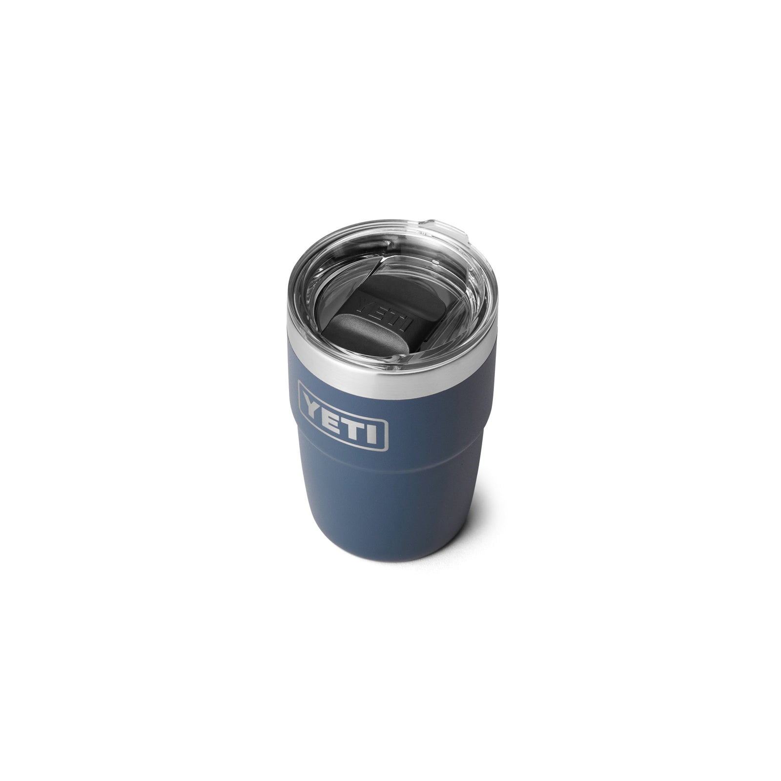 Der YETI® Stapelbarer Becher Rambler 8 Oz - Navy mit doppelwandiger Vakuumisolierung, transparentem Deckel und schwarzem Schiebeverschluss ist mittig auf weißem Hintergrund abgebildet.