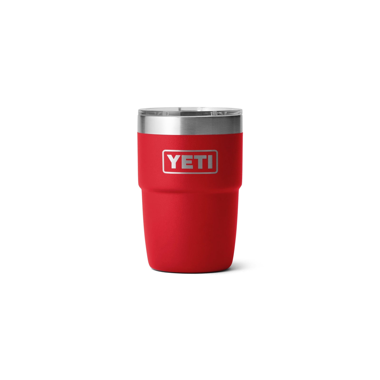 Der YETI® Stapelbarer Becher Rambler 8 Oz in Rescue Red hat einen Edelstahlrand, einen durchsichtigen Deckel und das auffällige YETI-Logo auf der Vorderseite, das auf weißem Hintergrund dargestellt ist.
