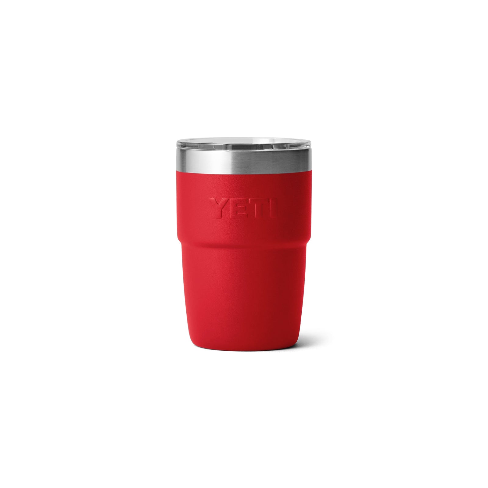Ein YETI® Stapelbarer Becher Rambler 8 Oz in Rescue Red mit Edelstahlrand, durchsichtigem Deckel und geprägtem YETI-Logo steht mittig auf weißem Hintergrund.