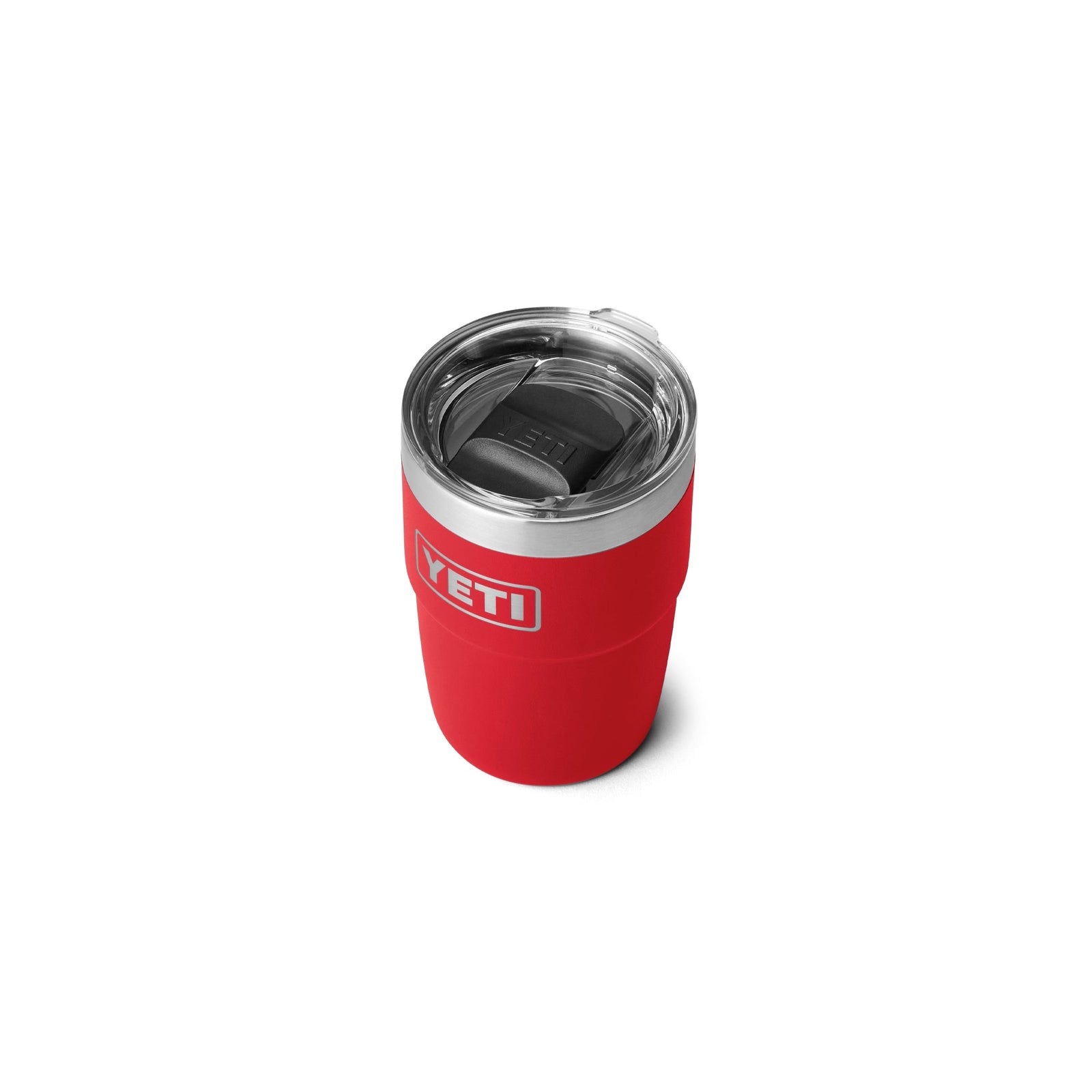 Ein YETI® Stapelbarer Becher Rambler 8 Oz in Rescue Red mit klarem Kunststoffdeckel und schwarzer Schiebeöffnung, abgebildet auf weißem Hintergrund.