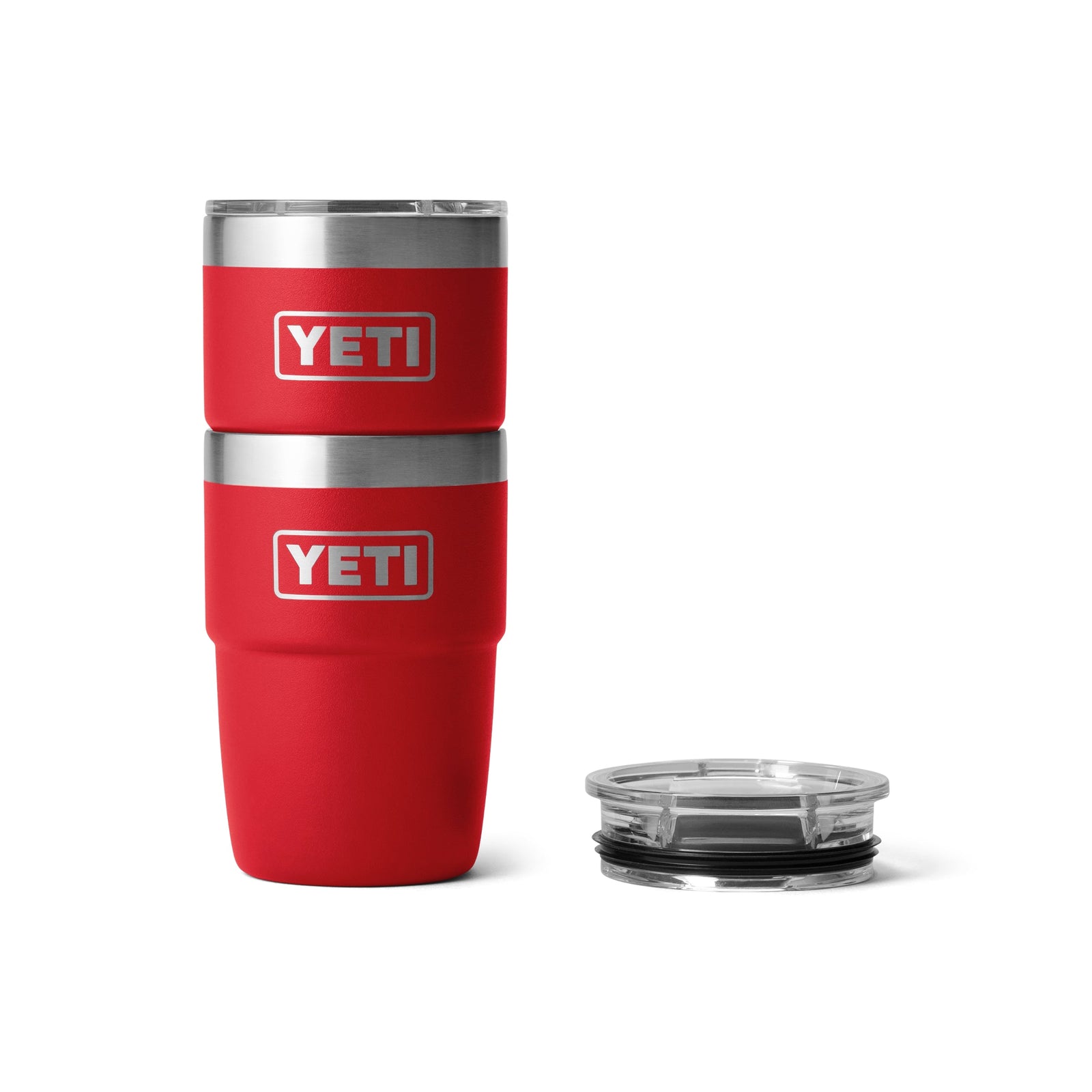 Zwei YETI® Stapelbarer Becher Rambler 8 Oz in Rescue Red sind mit einem klaren Kunststoffdeckel daneben auf einem weißen Hintergrund gestapelt. Diese Edelstahlbecher von YETI bieten vakuumisolierte Leistung für Ihre Getränke.