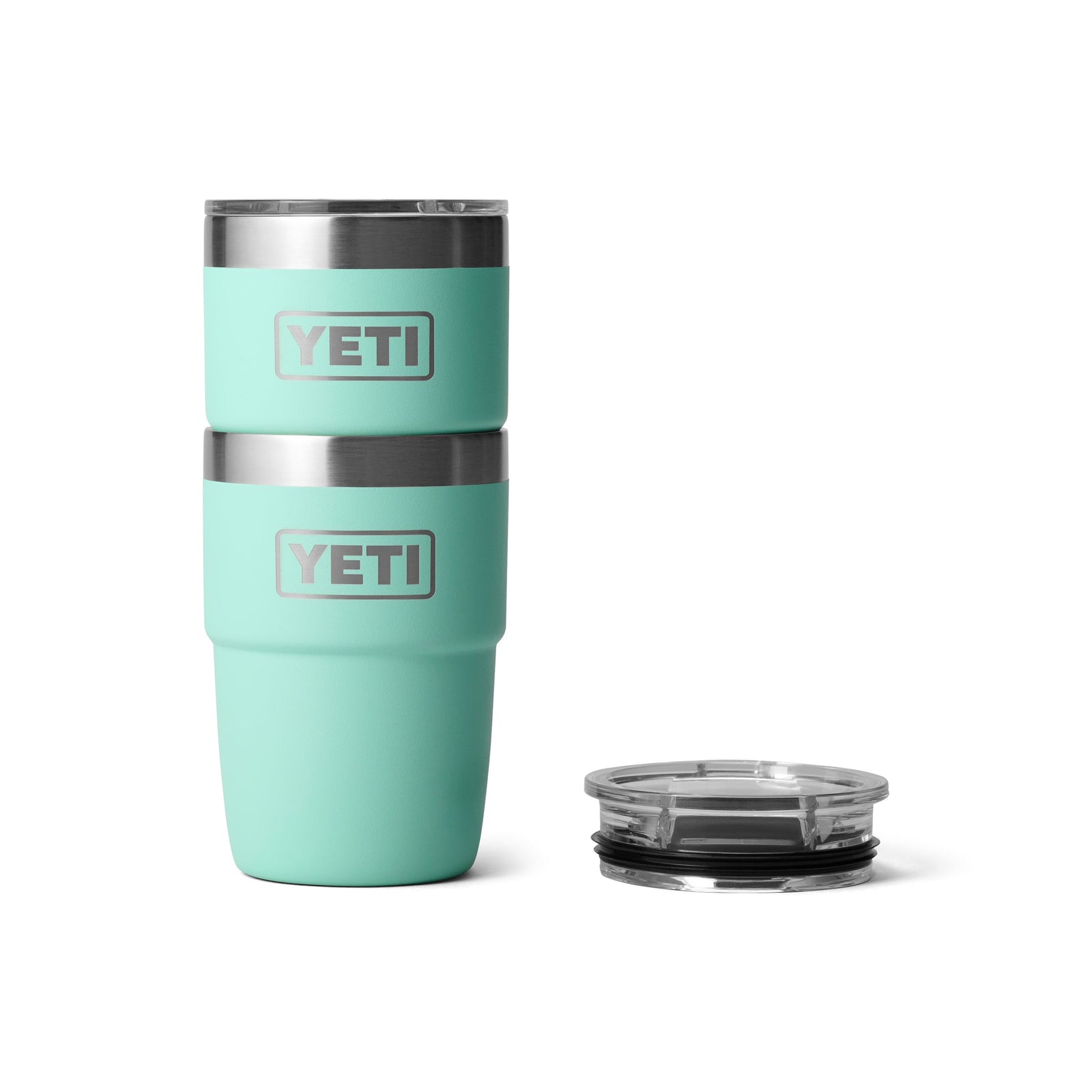 Zwei YETI® Stapelbarer Becher Rambler 8 Oz - Seafoam sind auf einem weißen Hintergrund gestapelt, mit einem klaren, abnehmbaren Deckel auf der rechten Seite.
