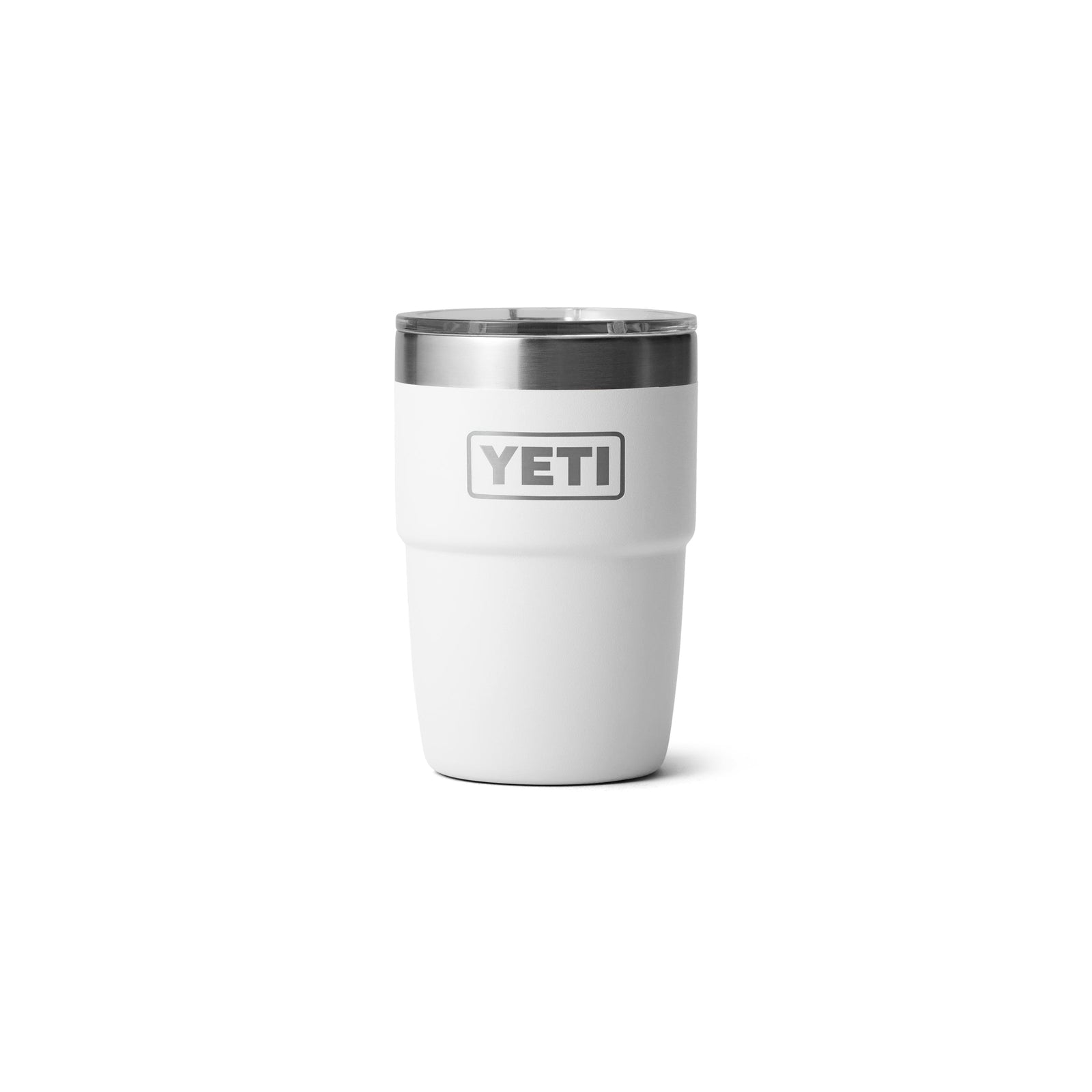 Ein weißer YETI® Stapelbarer Becher Rambler 8 Oz mit Edelstahlrand und durchsichtigem Deckel steht aufrecht vor weißem Hintergrund. Das YETI-Logo ist auf der Vorderseite des vakuumisolierten Bechers sichtbar.