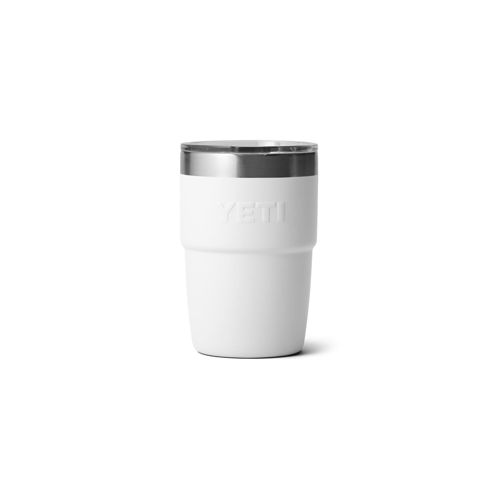 Der YETI® Stapelbarer Becher Rambler 8 Oz in Weiß steht aufrecht auf einem weißen Hintergrund und präsentiert sein mattes Finish, die hochwertige Edelstahlkonstruktion, den silbernen Rand und das eingeprägte YETI-Branding.