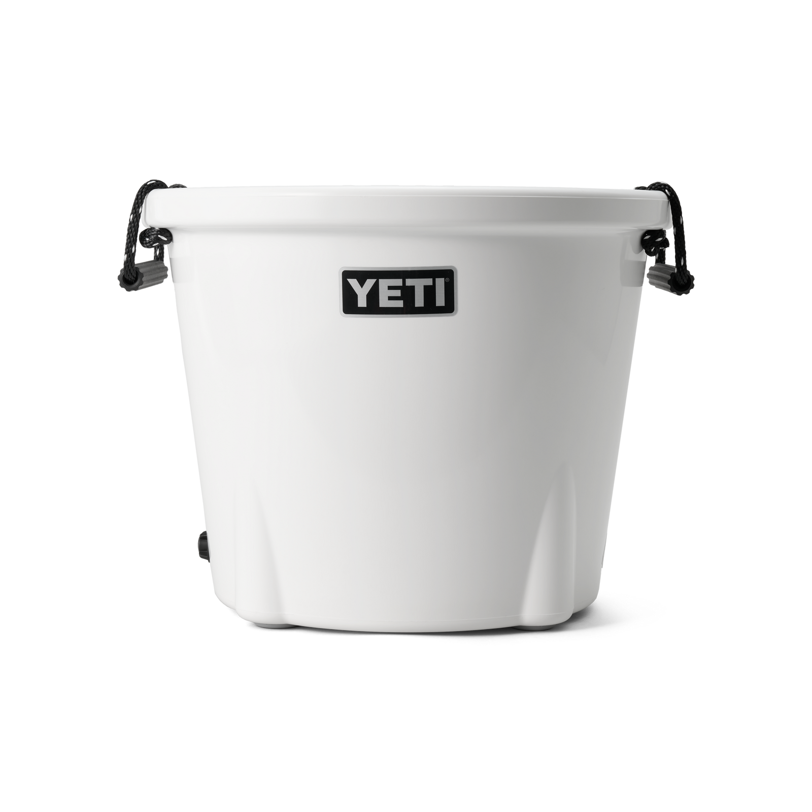 Ein weißer YETI® Tank 45 Isolier-Eiskübel mit einem auffälligen schwarzen YETI-Logo und schwarzen Griffen auf jeder Seite, vor einem schlichten weißen Hintergrund.