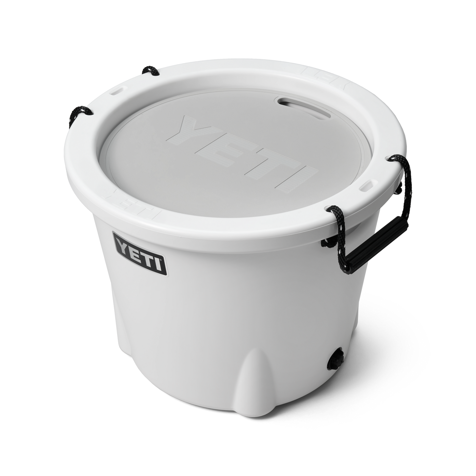 Der isolierte YETI® Tank 45 Eiskübel in Weiß mit rundem Deckel und schwarzen Griffen steht auf einem schlichten weißen Hintergrund. Der robuste Eimer trägt das YETI-Logo sowohl auf dem Deckel als auch an der Seite.