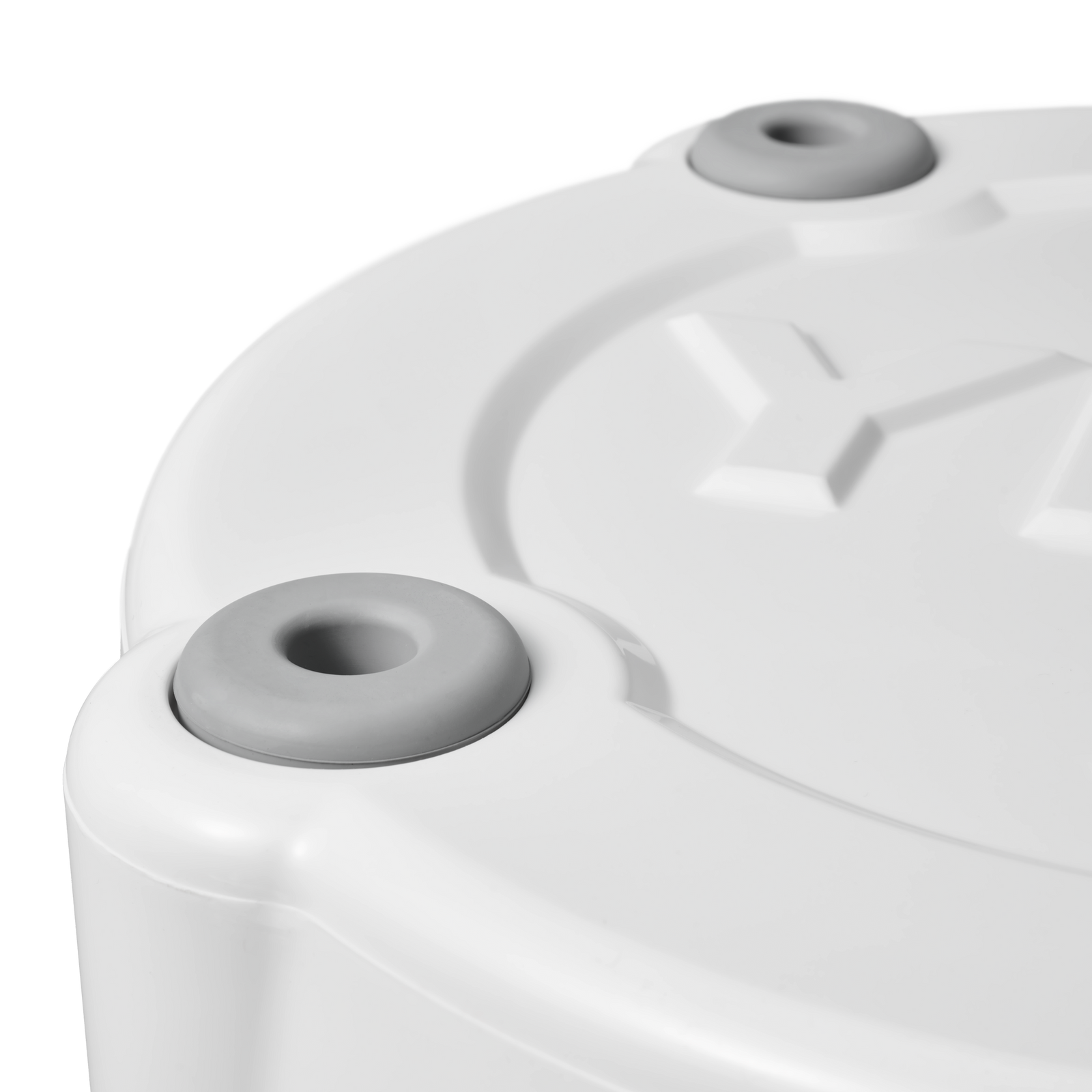 Nahaufnahme des Bodens des YETI® Tank 45 Insulated Ice Bucket in Weiß, mit zwei grauen, rutschfesten Gummifüßen an den Ecken und geformten Rippen auf der Oberseite für zusätzliche Stabilität.